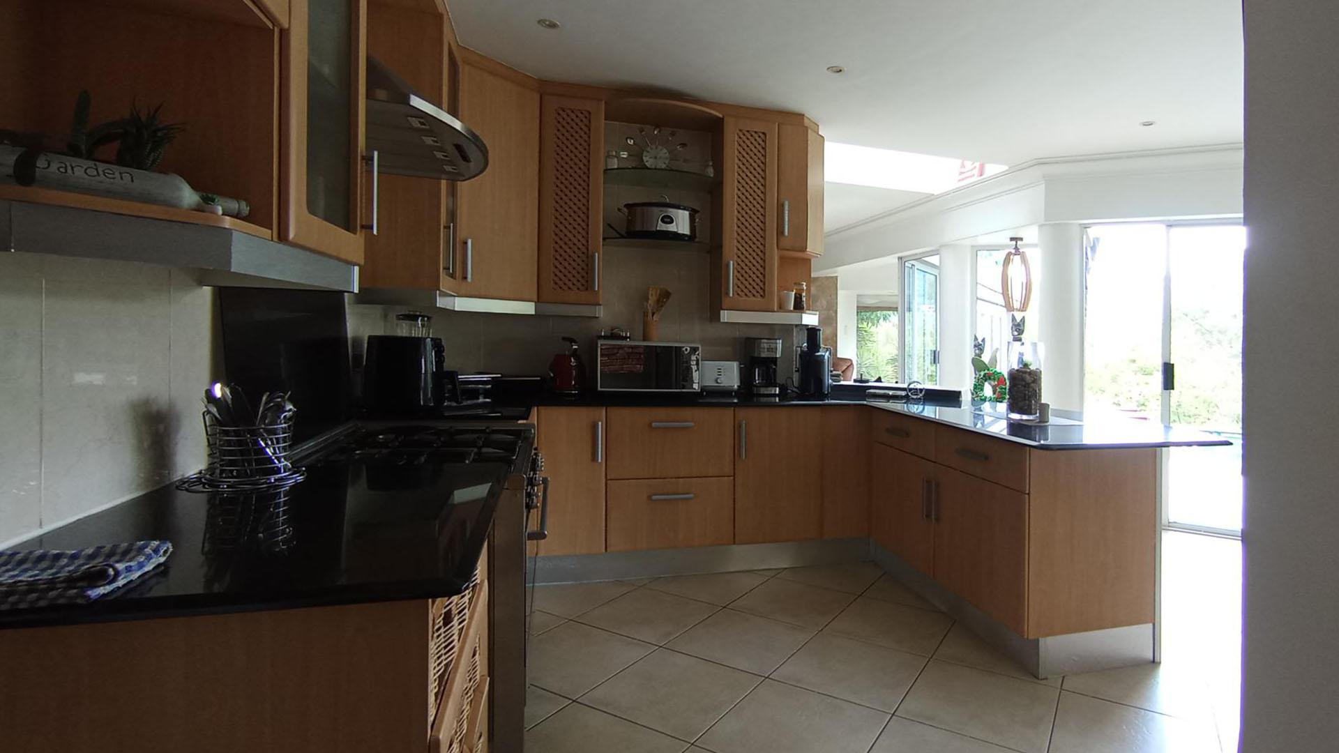 Kitchen - 13 square meters of property in Glenvista