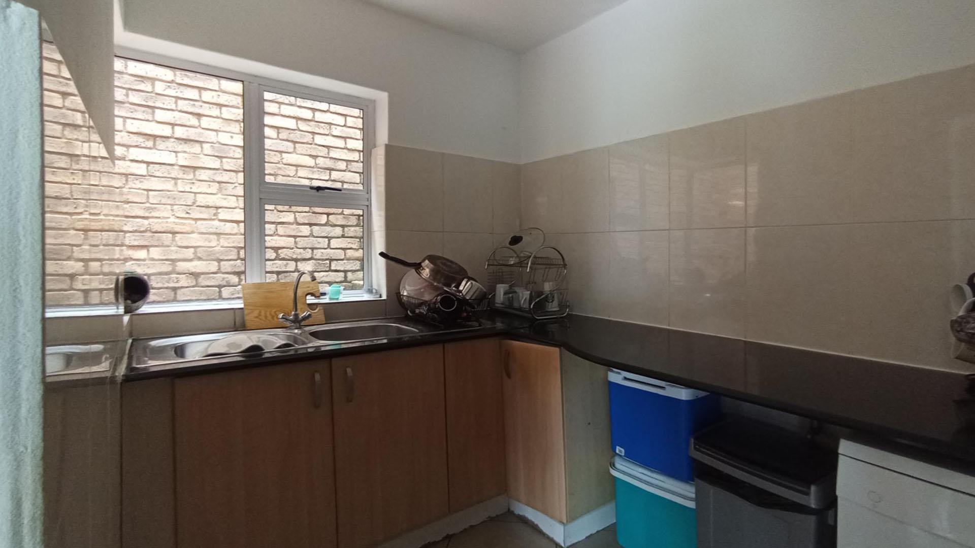 Scullery - 10 square meters of property in Glenvista