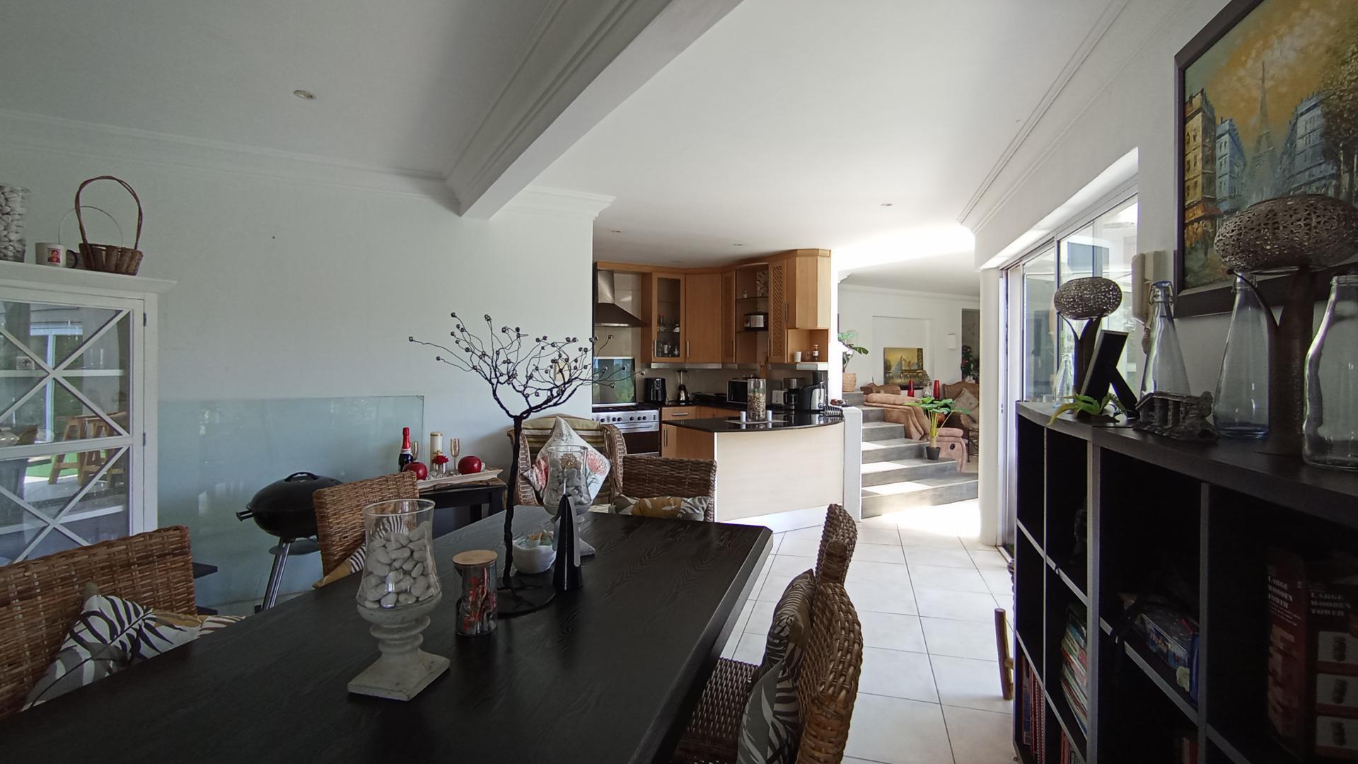 Dining Room - 35 square meters of property in Glenvista