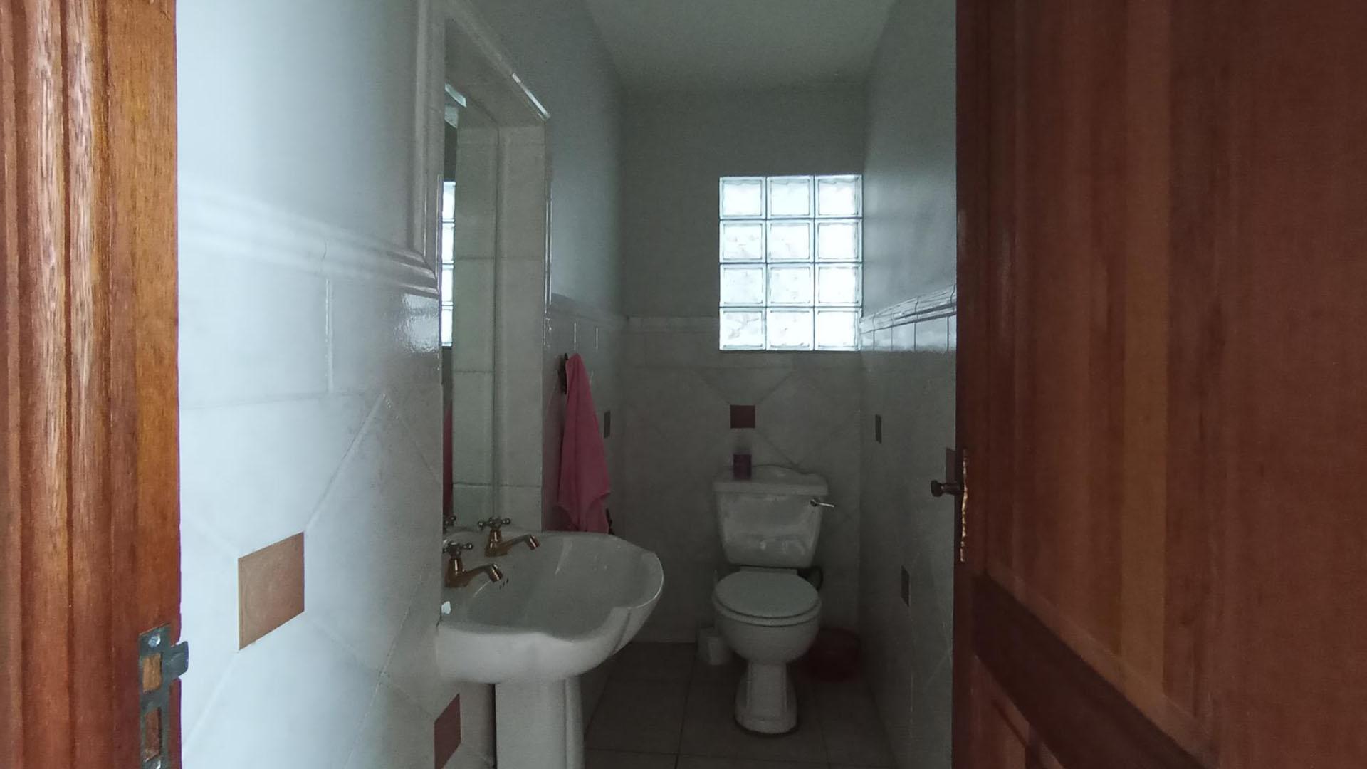 Guest Toilet - 4 square meters of property in Glenvista