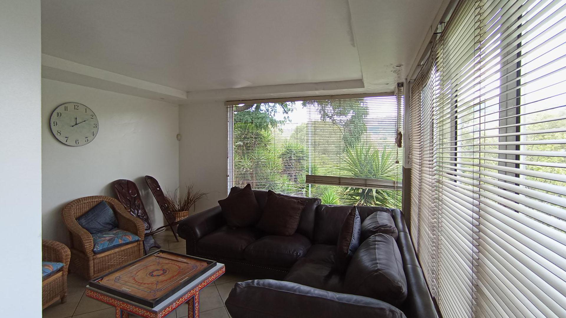 Lounges - 49 square meters of property in Glenvista