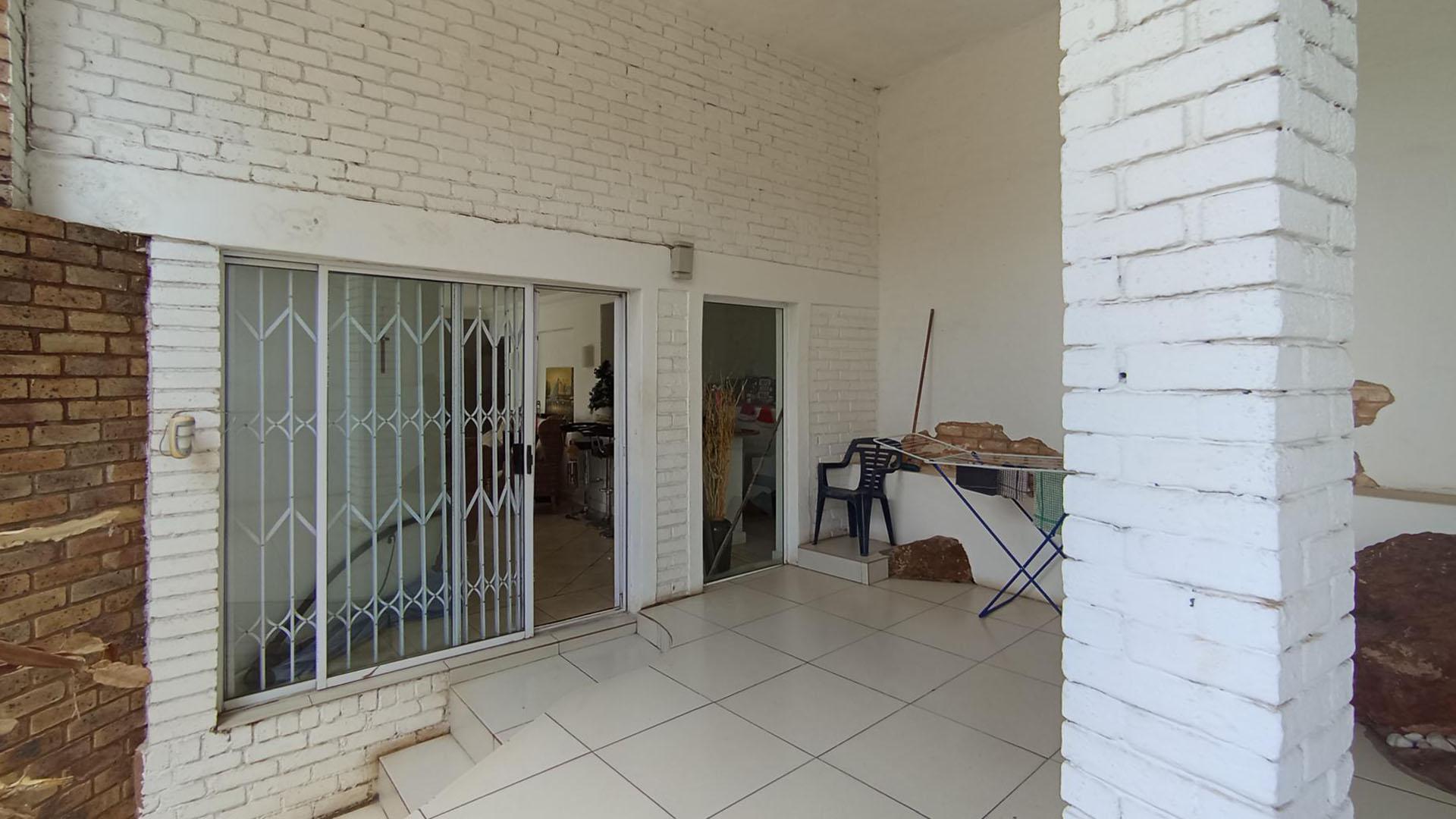Patio - 47 square meters of property in Glenvista