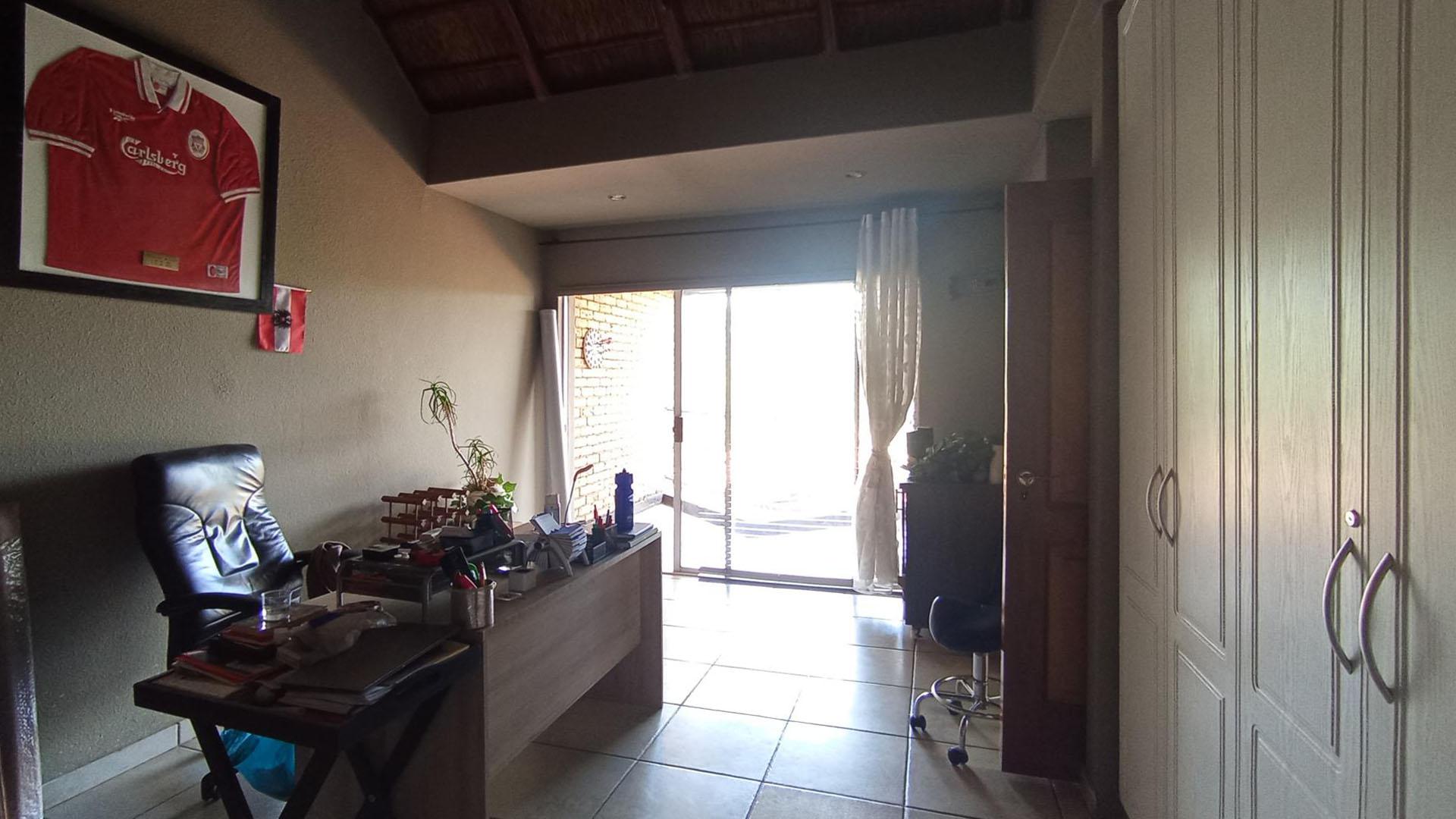 Bed Room 2 - 22 square meters of property in Glenvista