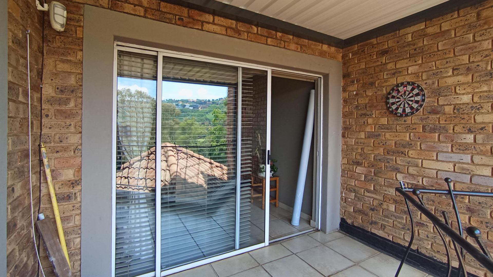 Balcony - 53 square meters of property in Glenvista