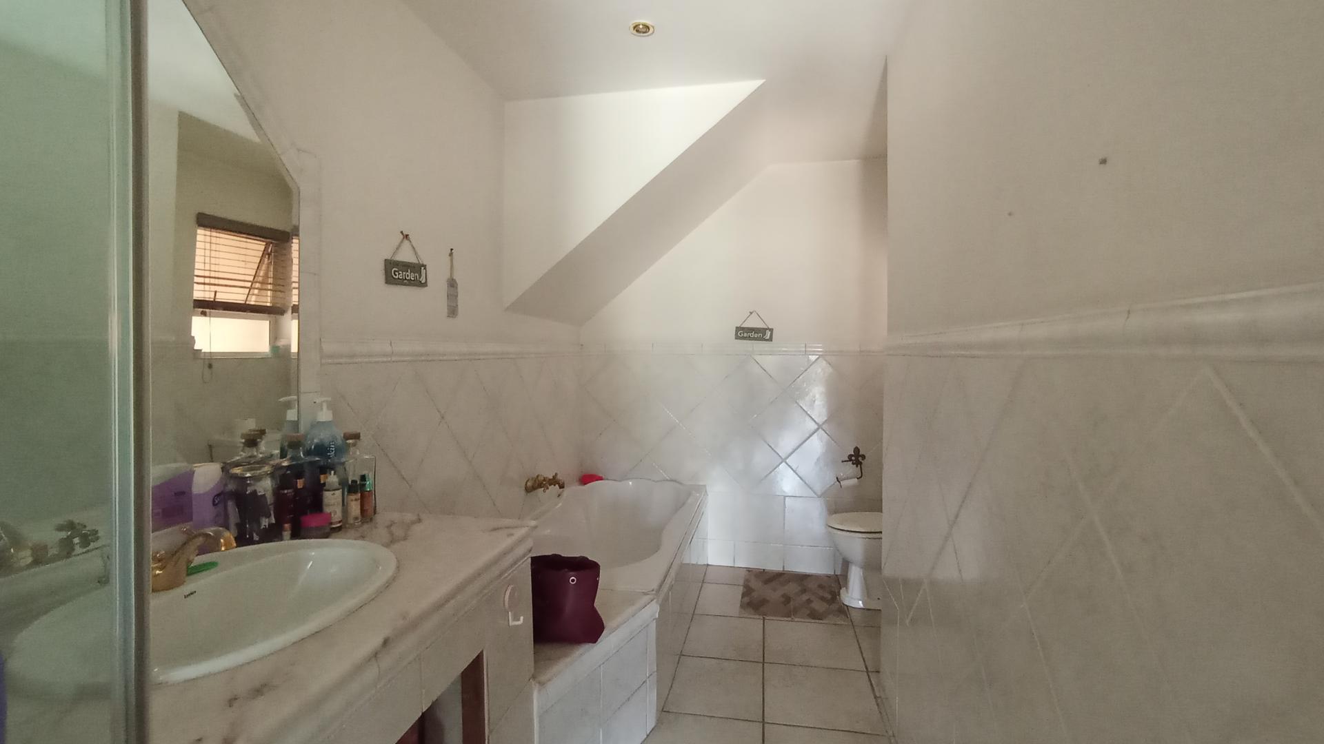 Bathroom 1 - 11 square meters of property in Glenvista