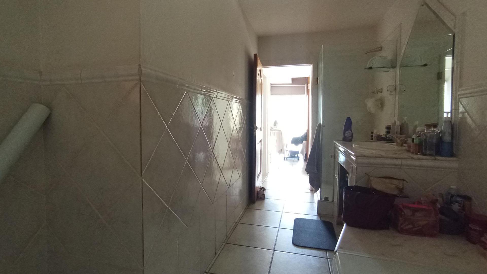 Bathroom 1 - 11 square meters of property in Glenvista