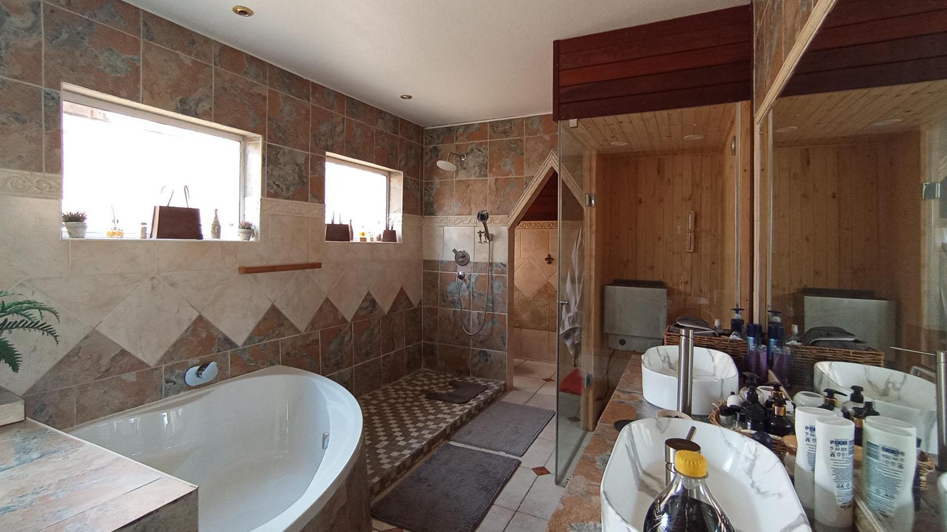 Main Bathroom - 14 square meters of property in Glenvista
