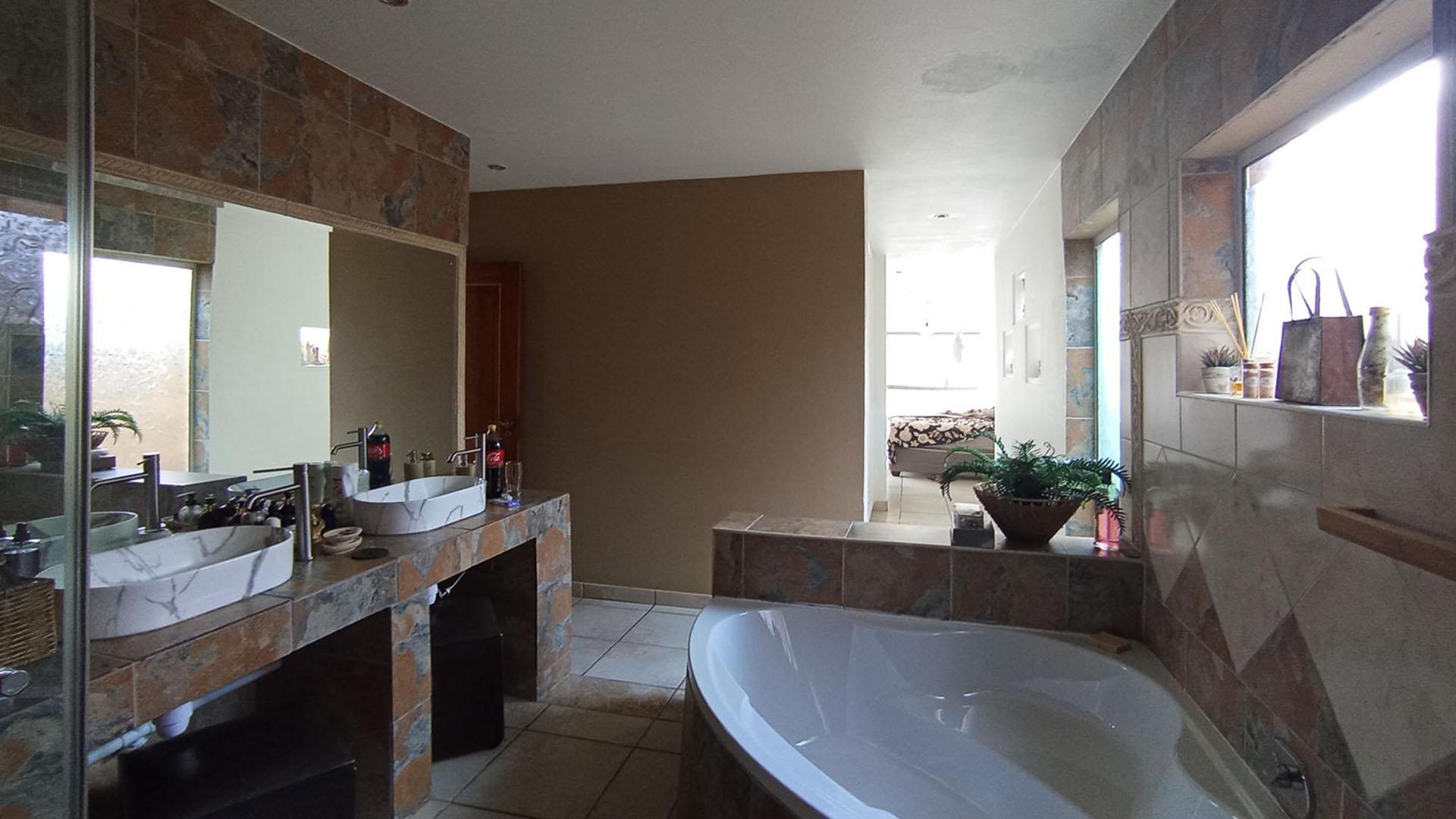 Main Bathroom - 14 square meters of property in Glenvista
