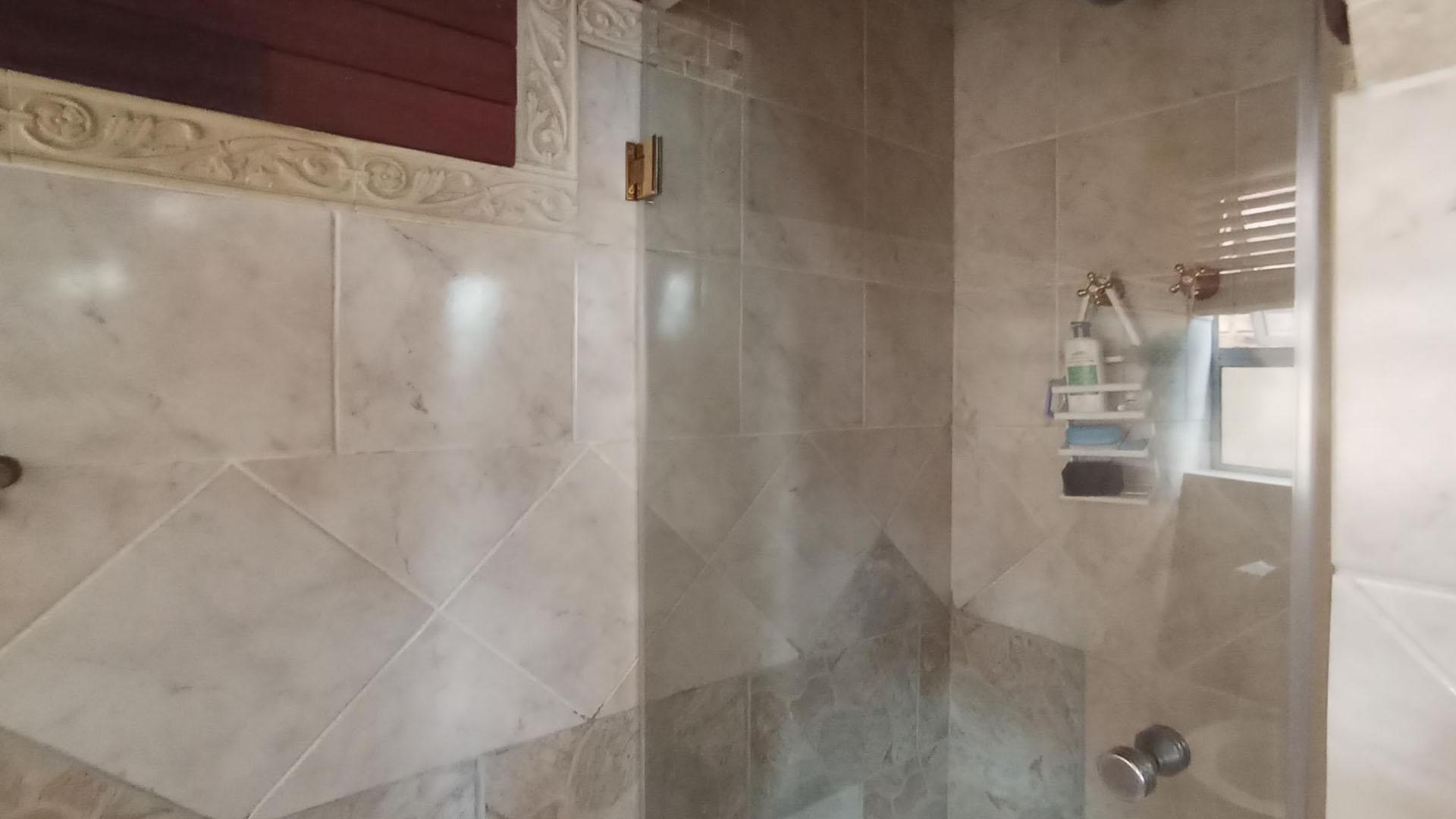 Main Bathroom - 14 square meters of property in Glenvista