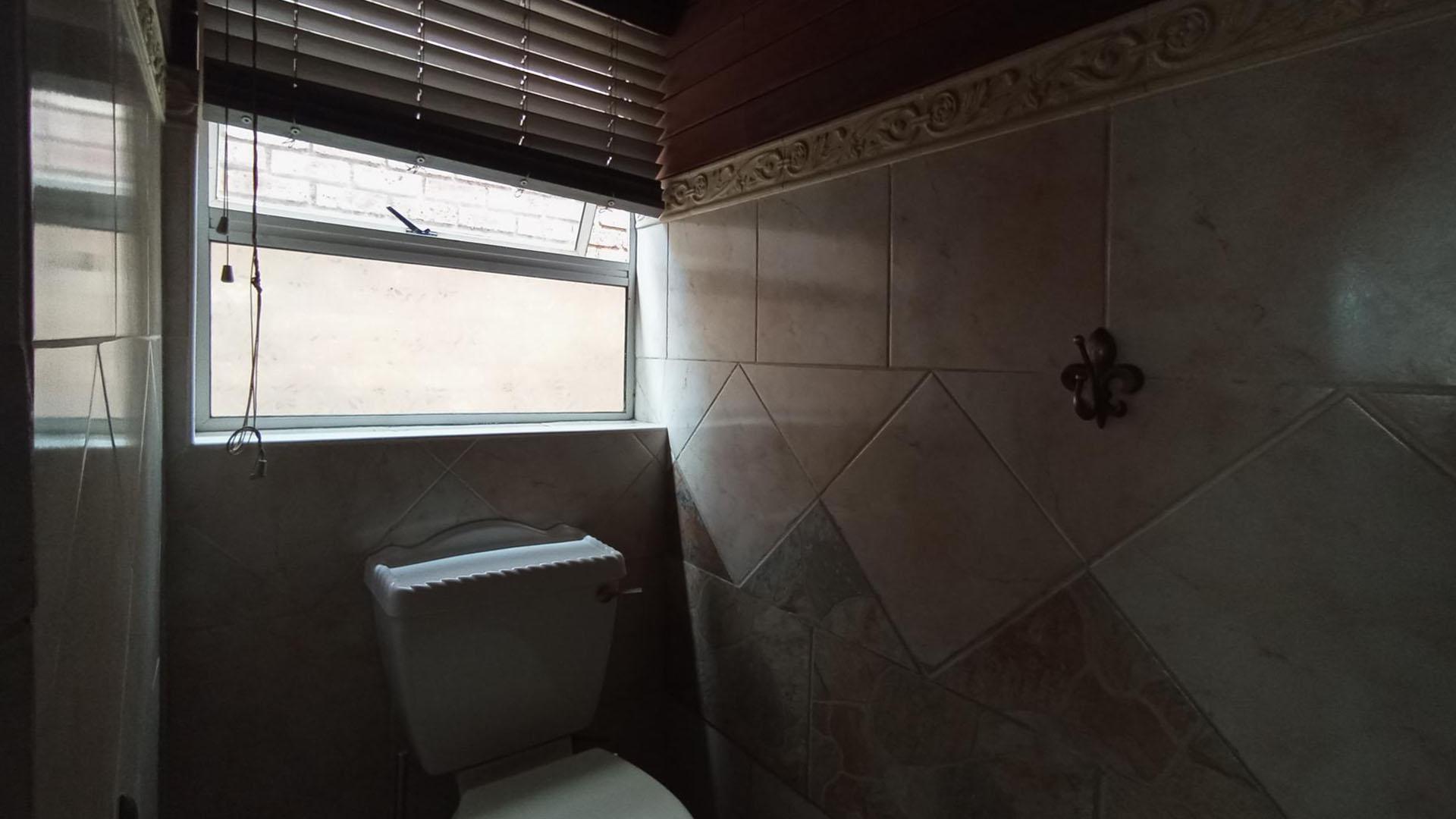 Main Bathroom - 14 square meters of property in Glenvista