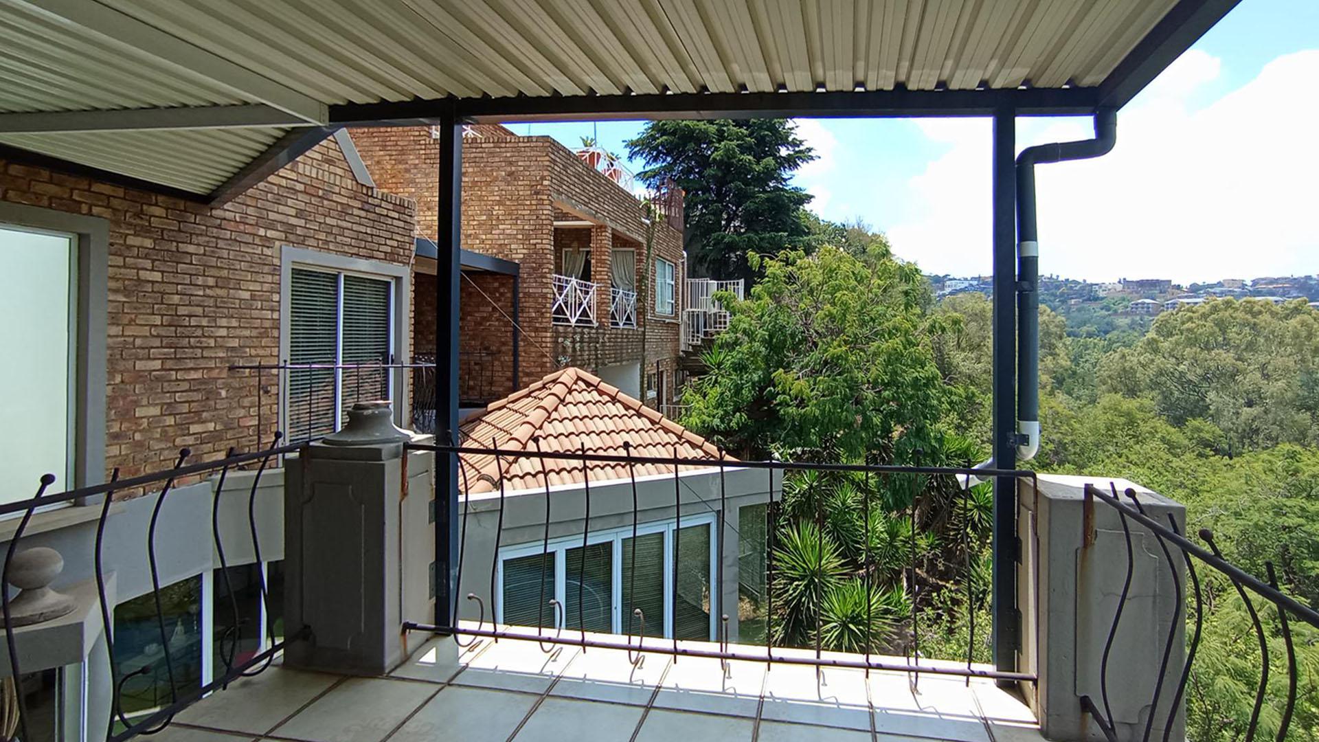 Balcony - 53 square meters of property in Glenvista