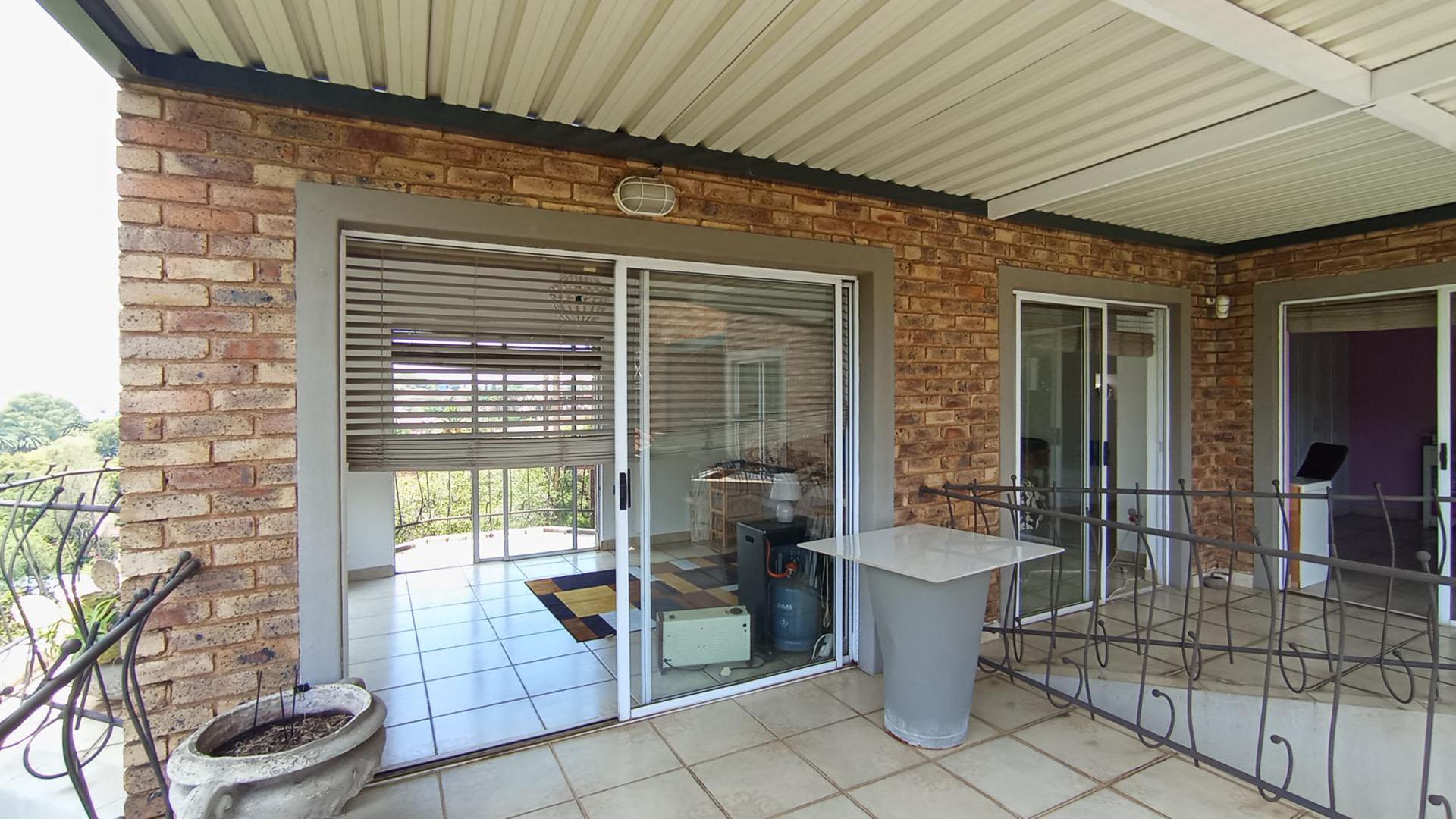 Balcony - 53 square meters of property in Glenvista