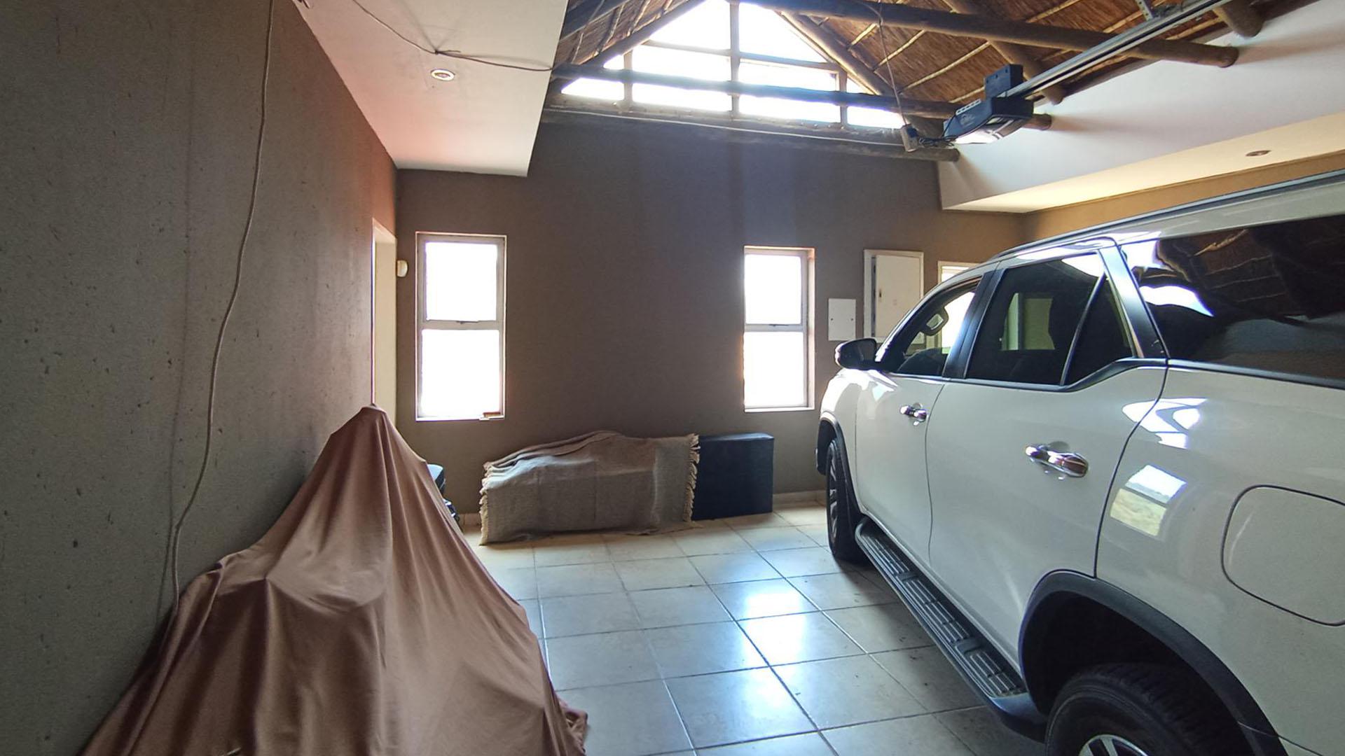 Garage - 31 square meters of property in Glenvista