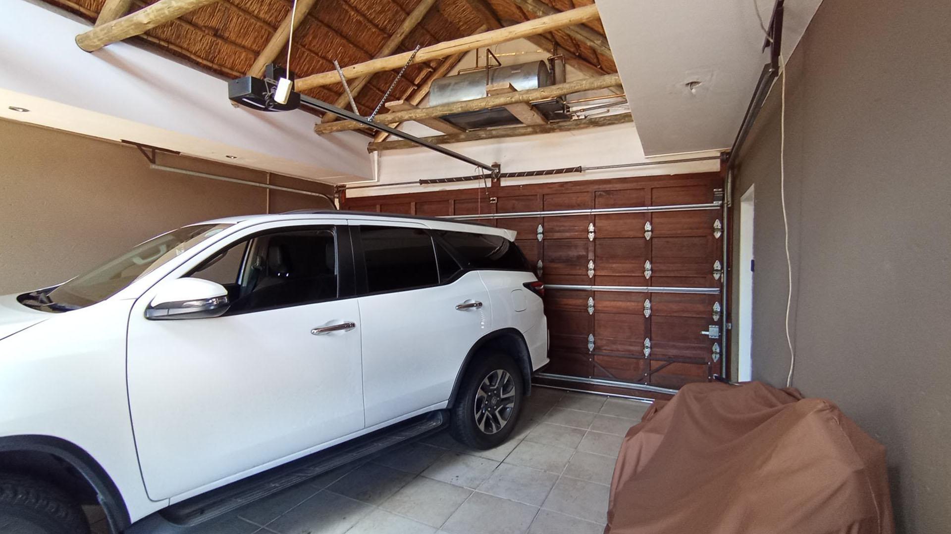Garage - 31 square meters of property in Glenvista