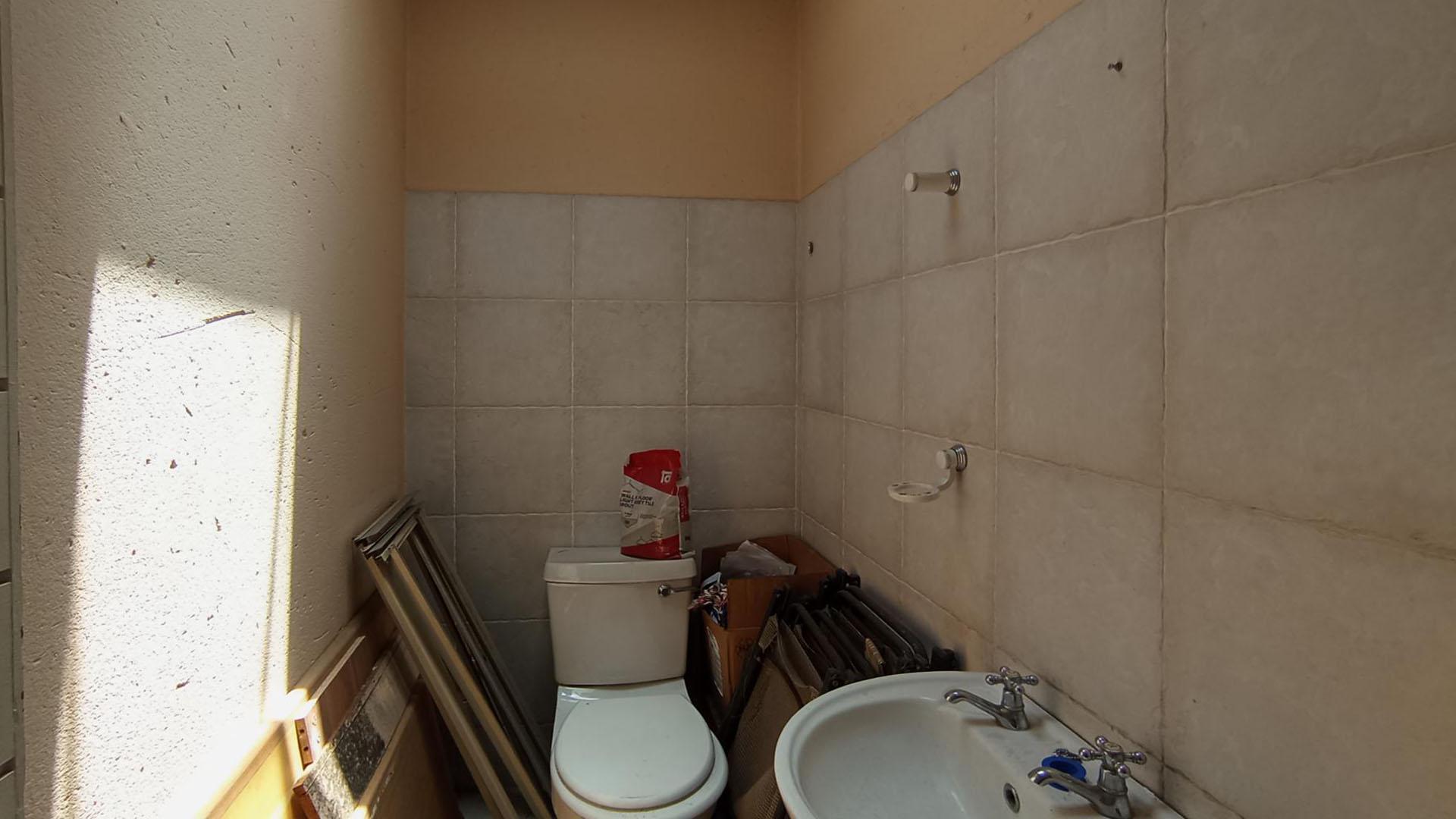 Staff Bathroom - 6 square meters of property in Glenvista