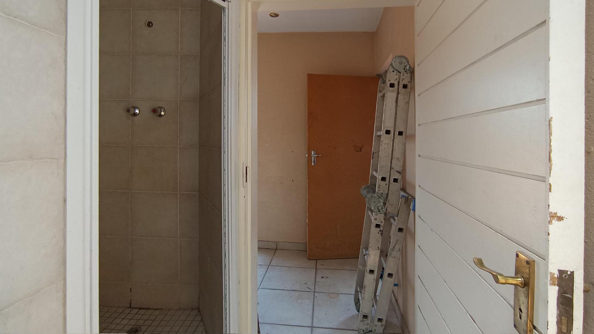 Staff Bathroom - 6 square meters of property in Glenvista