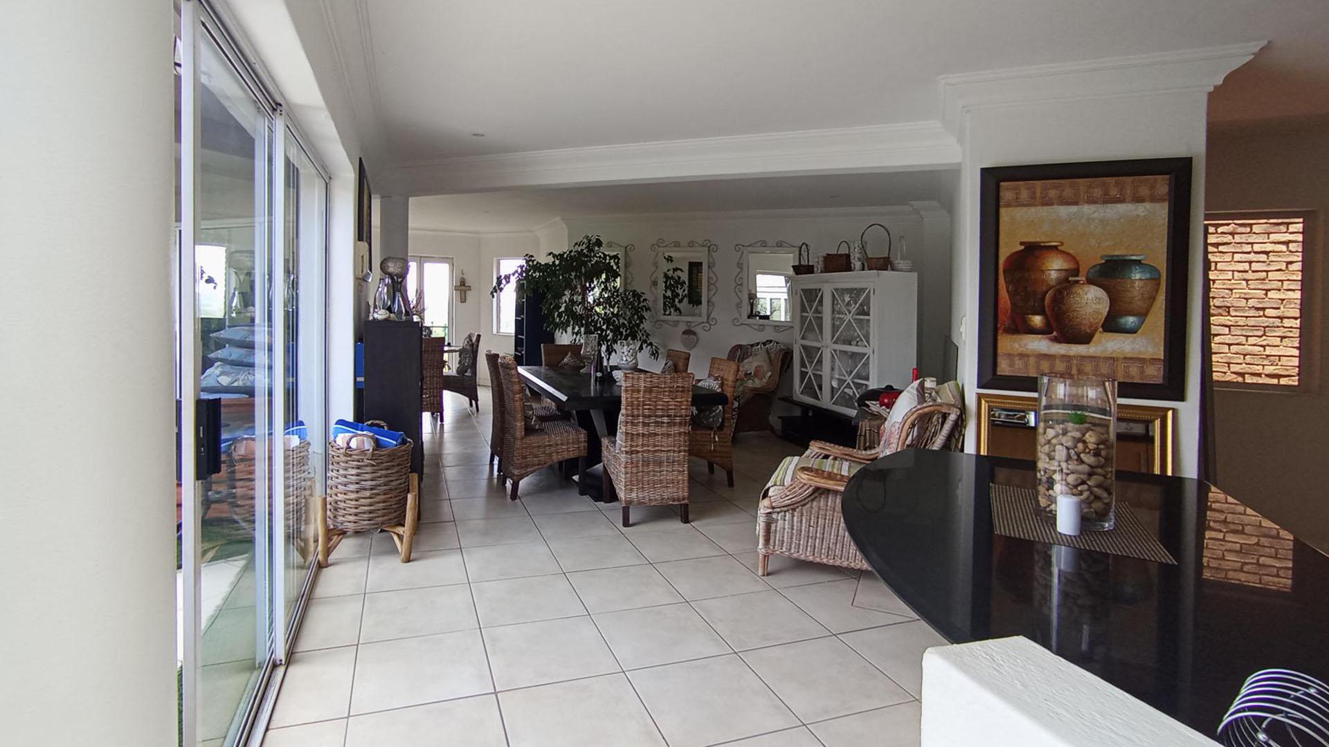 Spaces - 50 square meters of property in Glenvista