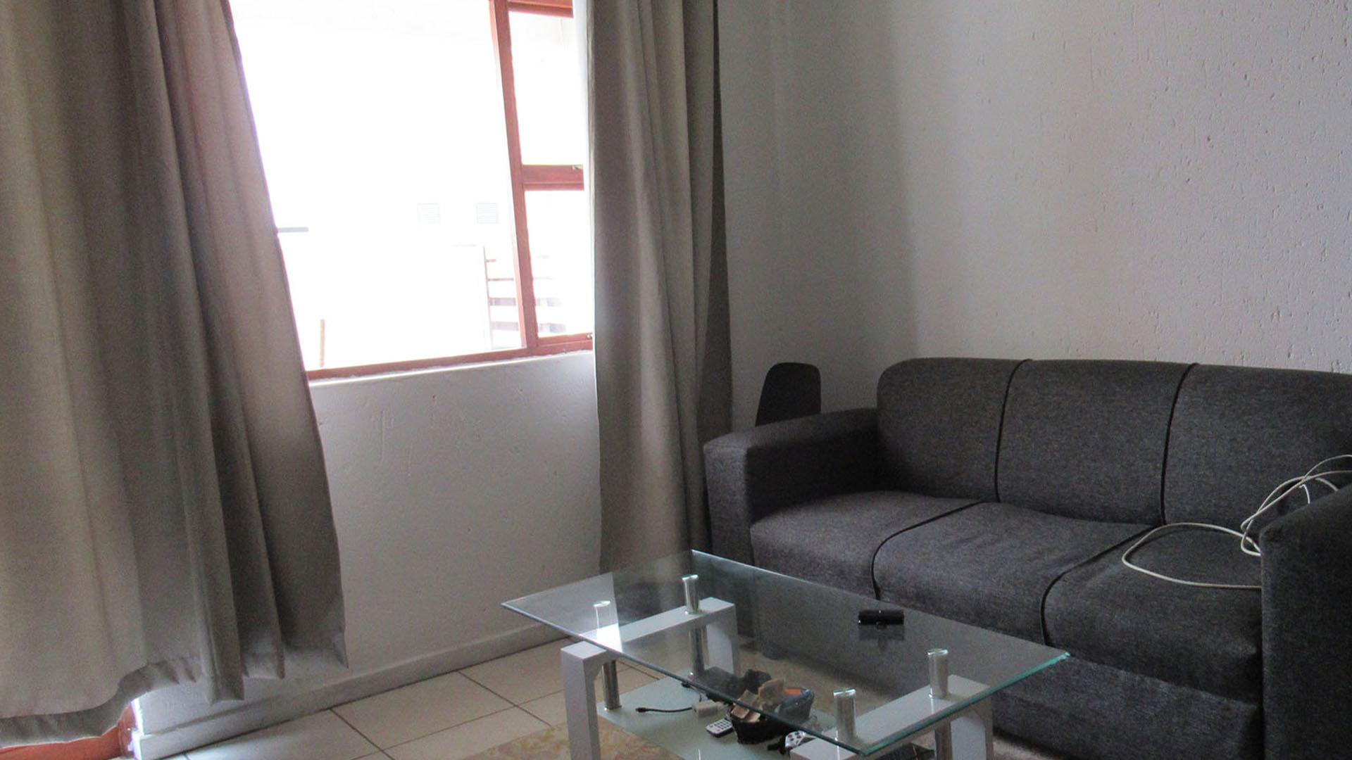 Lounges - 6 square meters of property in Ferndale - JHB