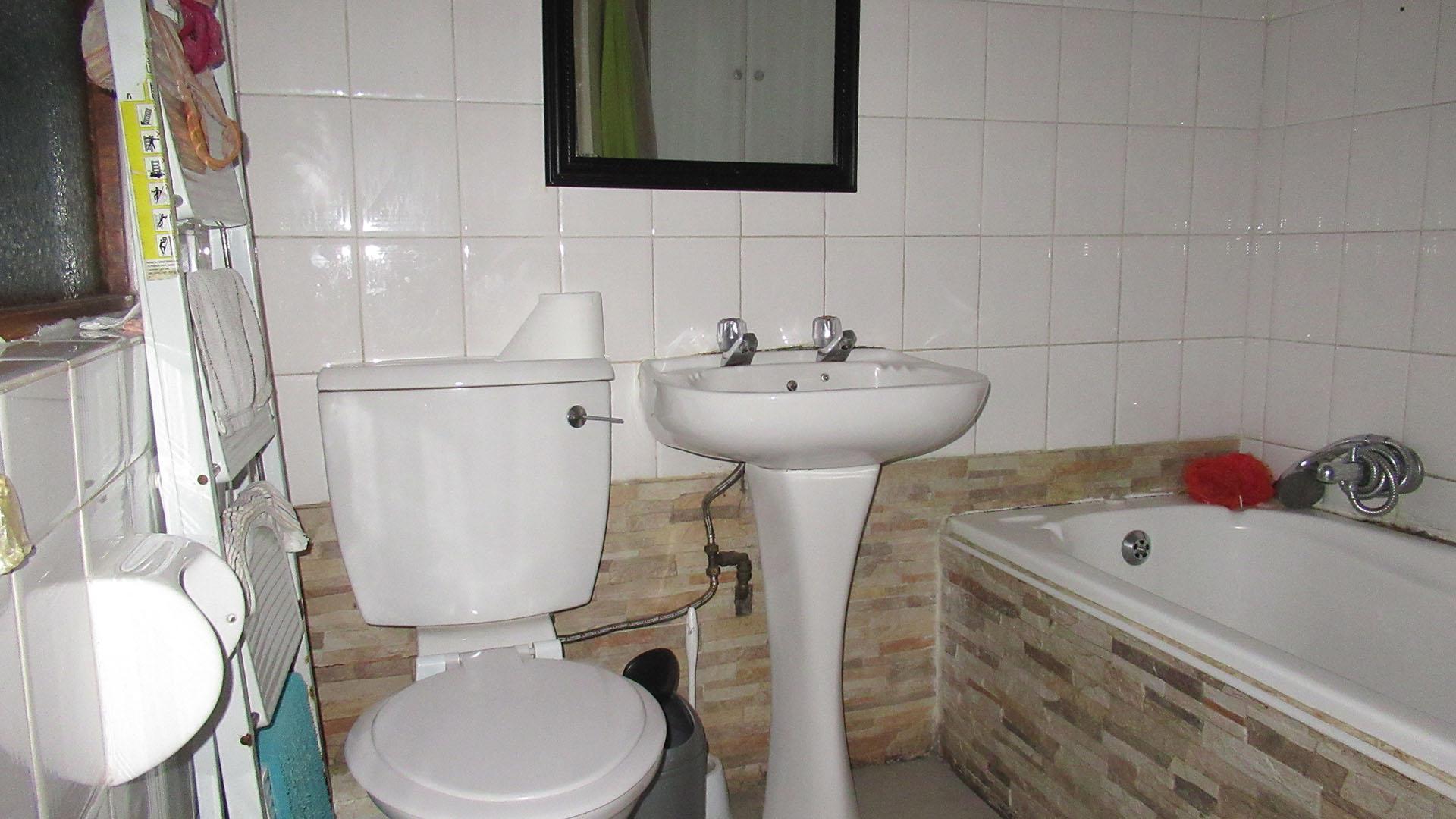Bathroom 1 - 6 square meters of property in Glenvista