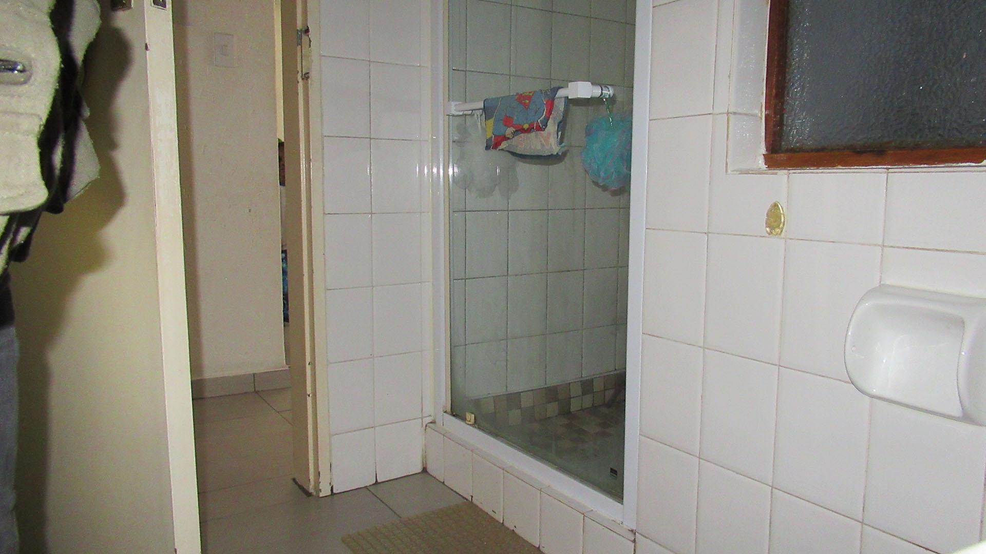 Bathroom 1 - 6 square meters of property in Glenvista