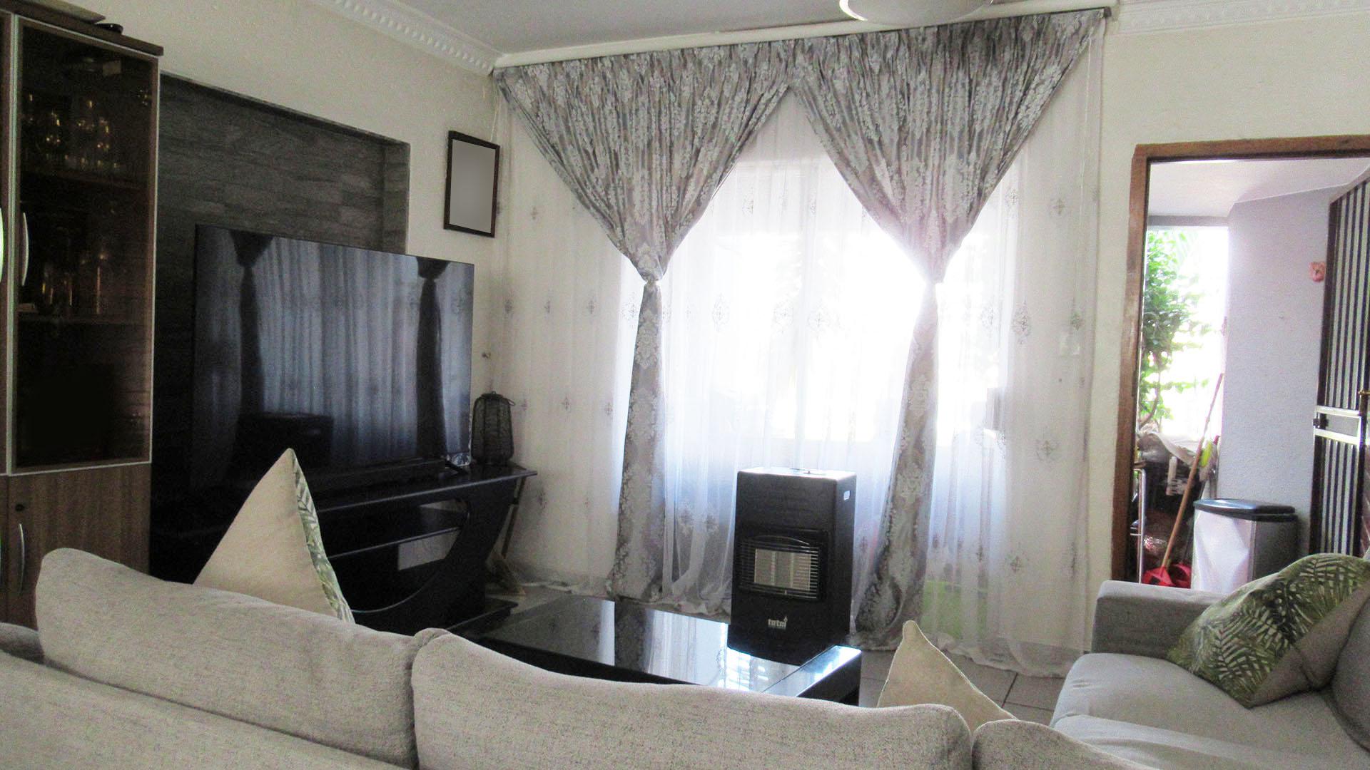 Lounges - 19 square meters of property in Glenvista