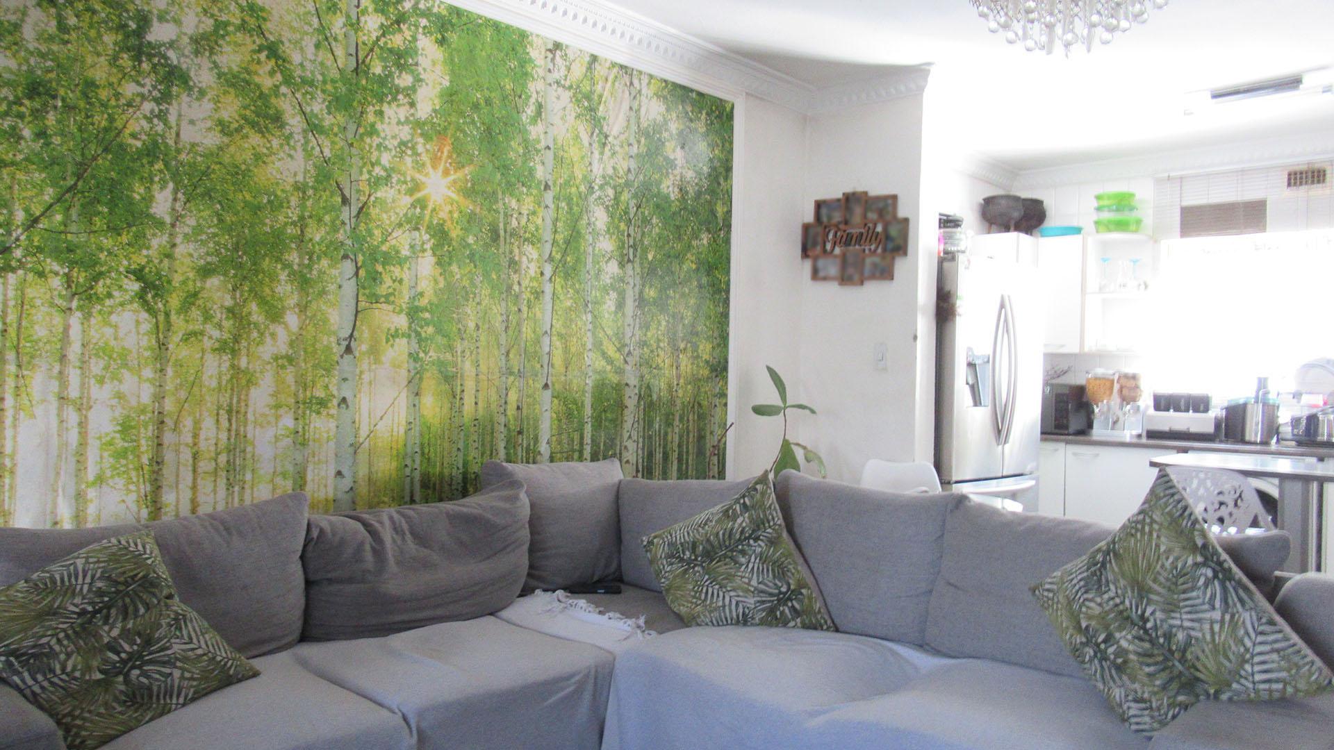 Lounges - 19 square meters of property in Glenvista