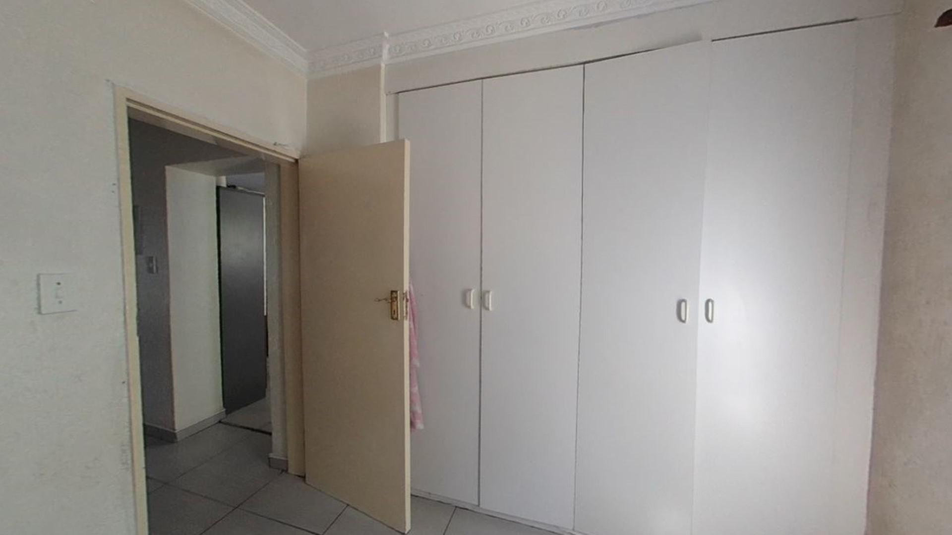Bed Room 1 - 12 square meters of property in Glenvista