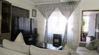 Lounges - 19 square meters of property in Glenvista