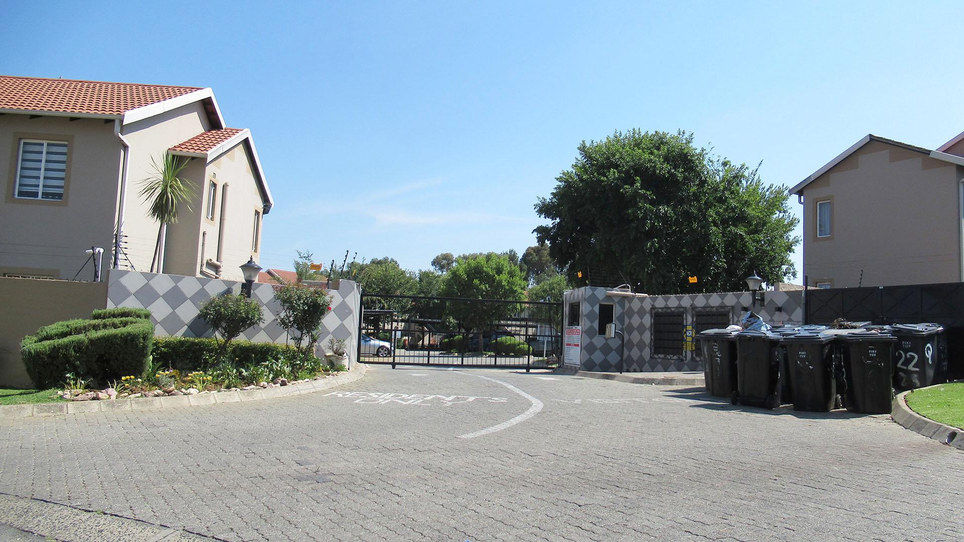 Front View of property in Ormonde