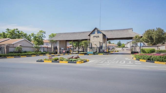 2 Bedroom Sectional Title for Sale For Sale in Greenstone Hill - Private Sale - MR699763