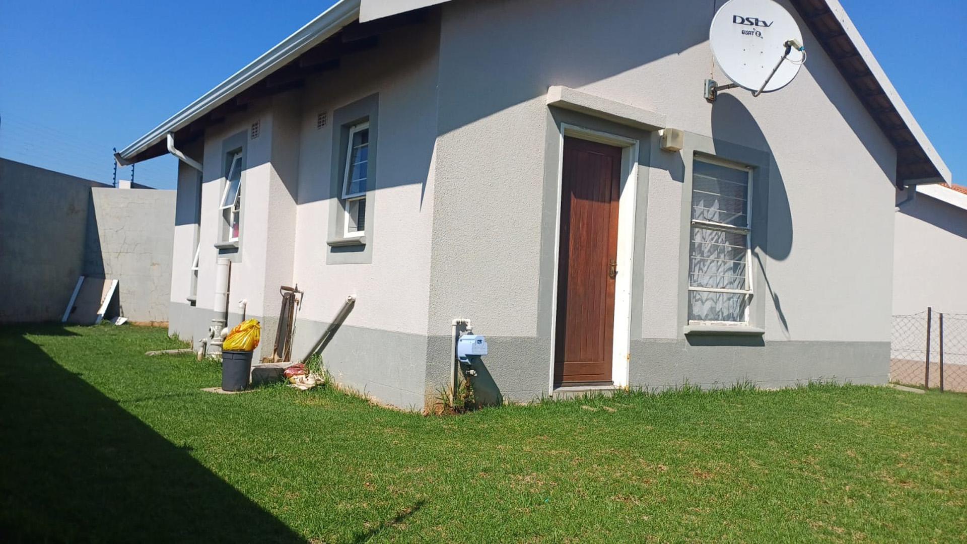 Backyard of property in Orion Park