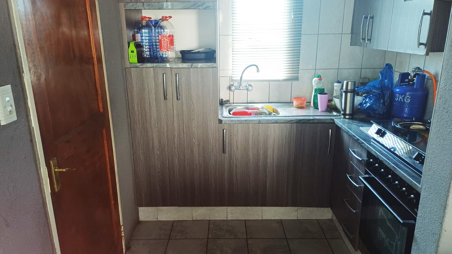 Kitchen of property in Orion Park