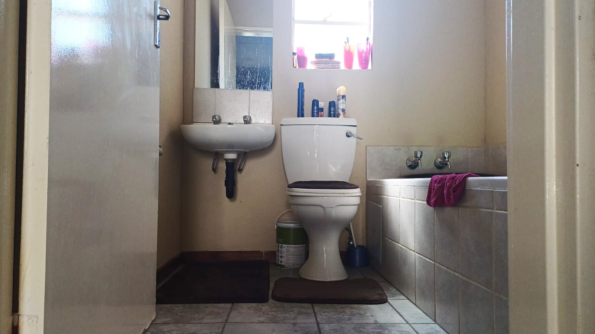 Bathroom 1 of property in Orion Park