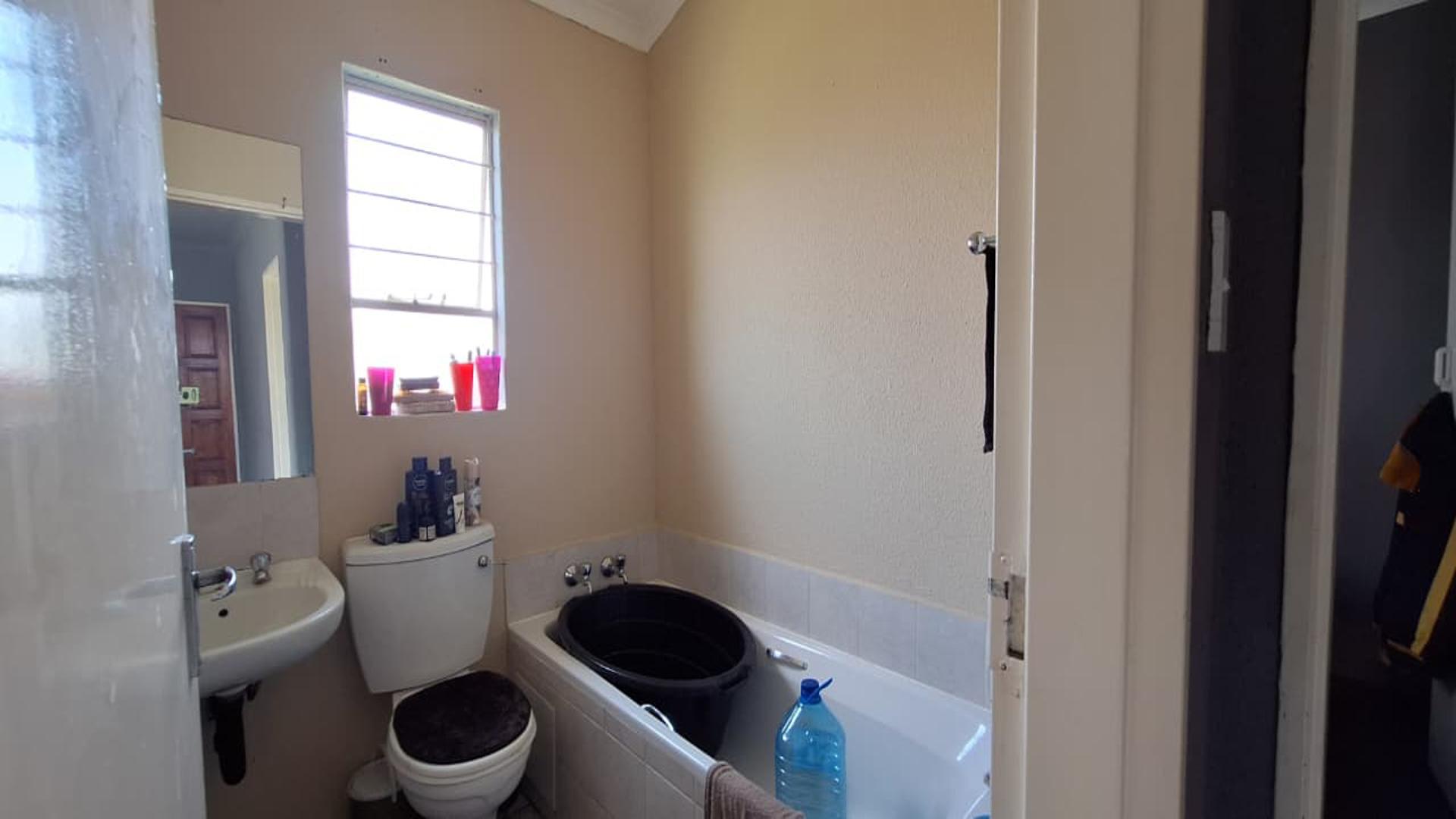 Bathroom 1 - 4 square meters of property in Orion Park