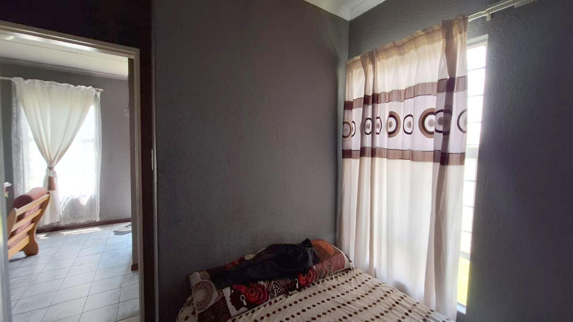 Bed Room 1 - 8 square meters of property in Orion Park