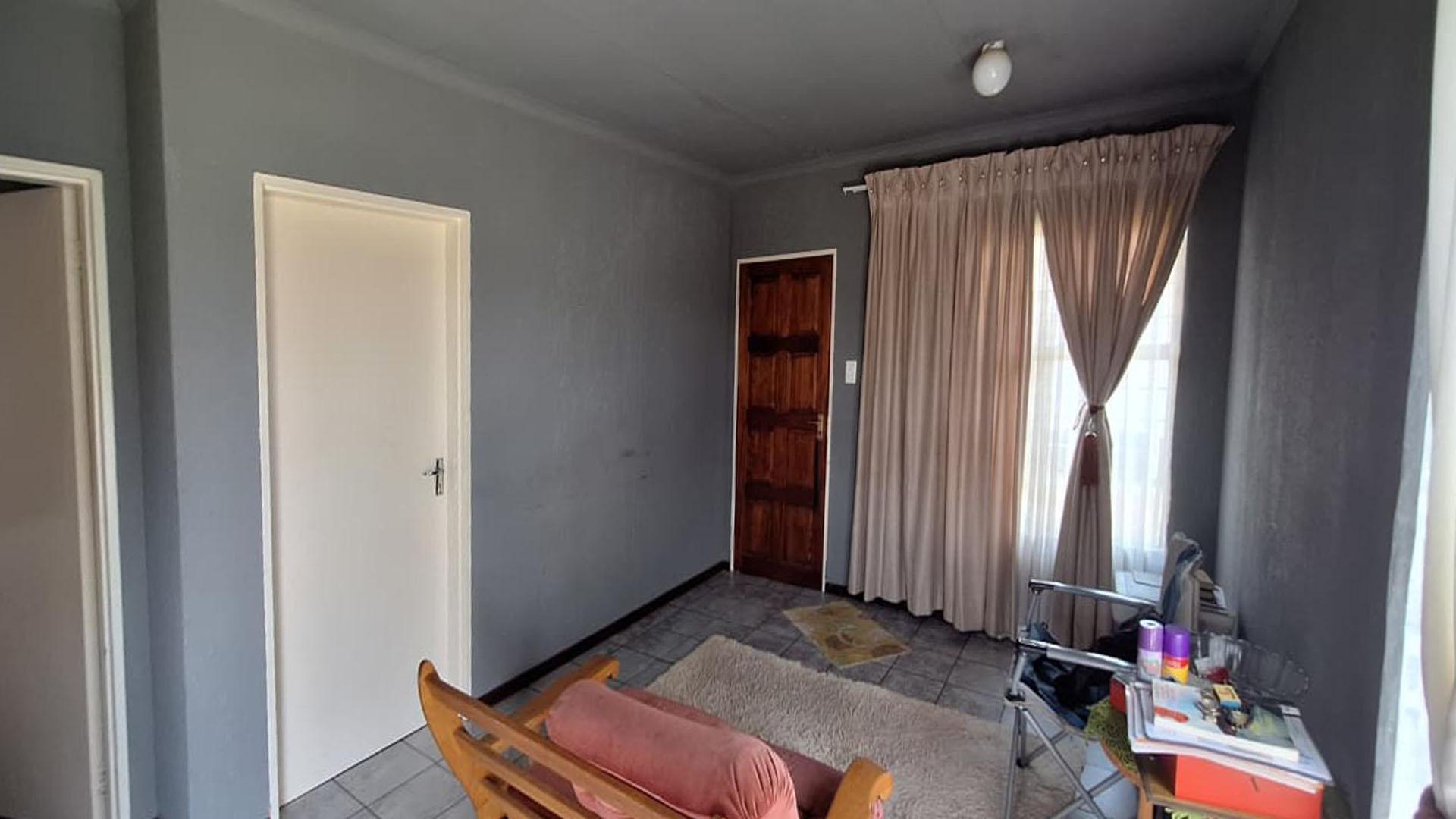 Lounges - 12 square meters of property in Orion Park