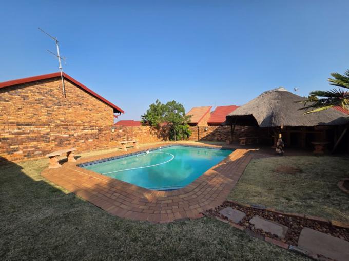 3 Bedroom Simplex for Sale For Sale in South Crest - MR699842