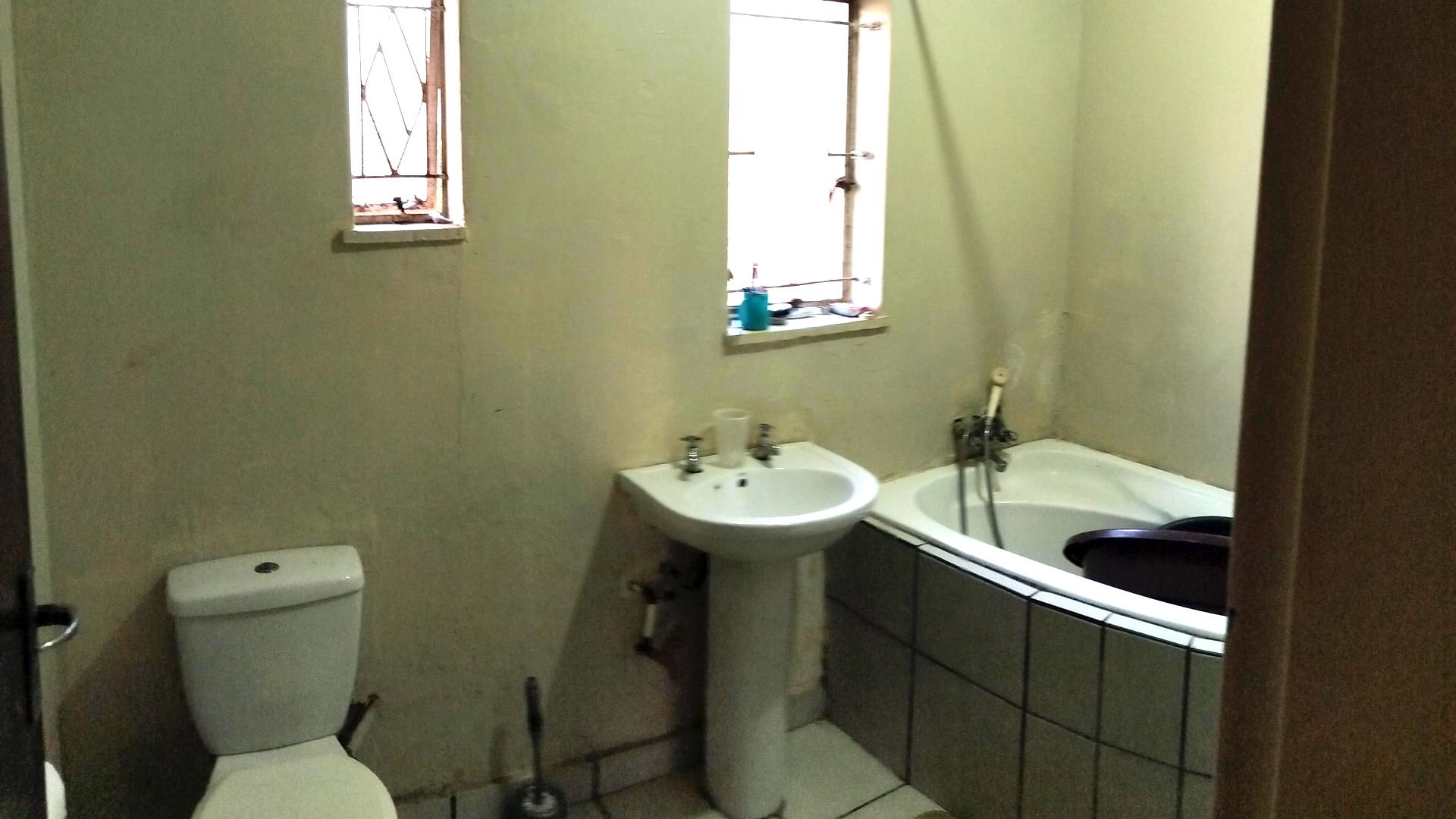 Bathroom 1 of property in Van Riebeeckhoogte