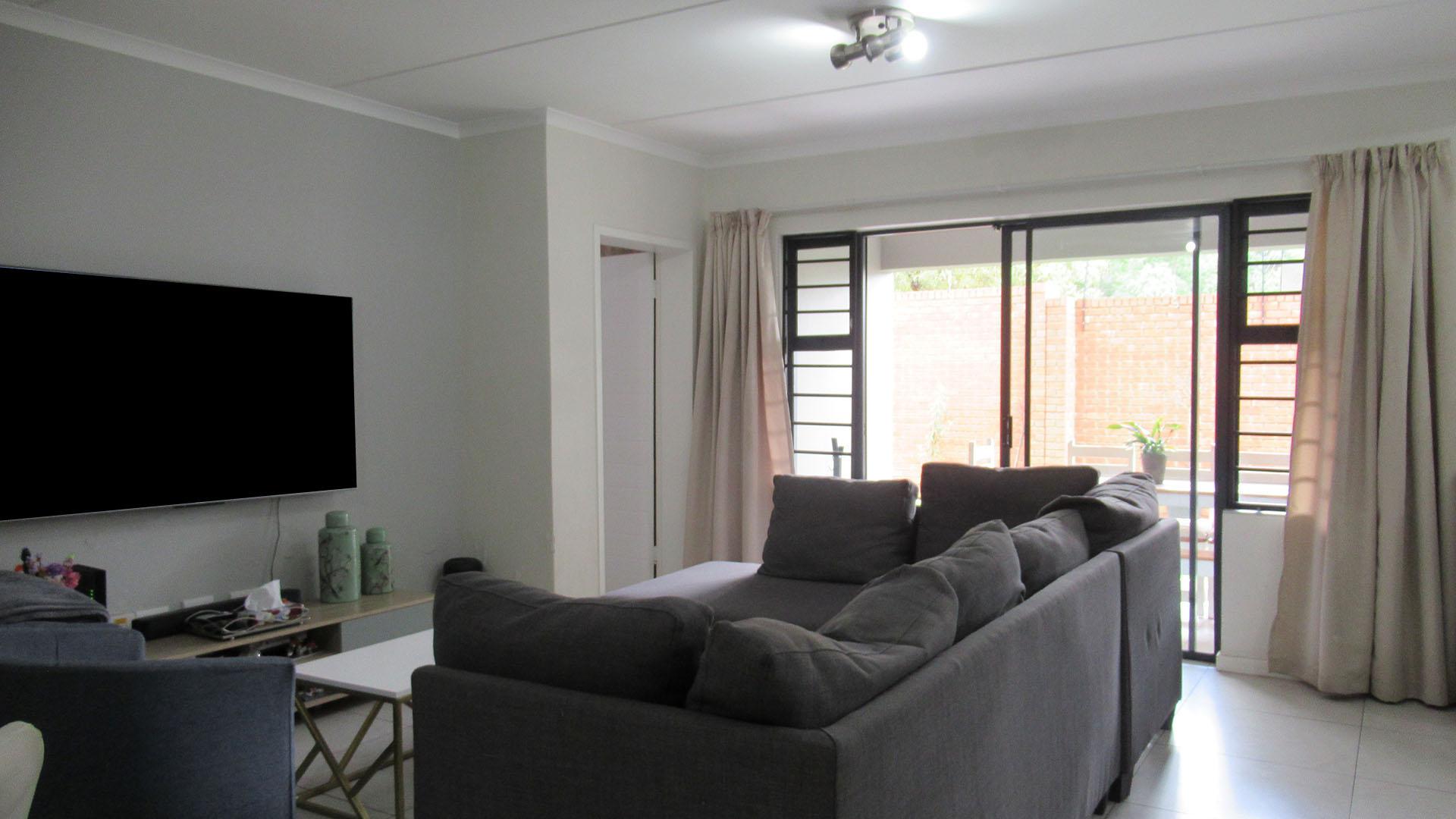 Lounges - 27 square meters of property in Westlake View