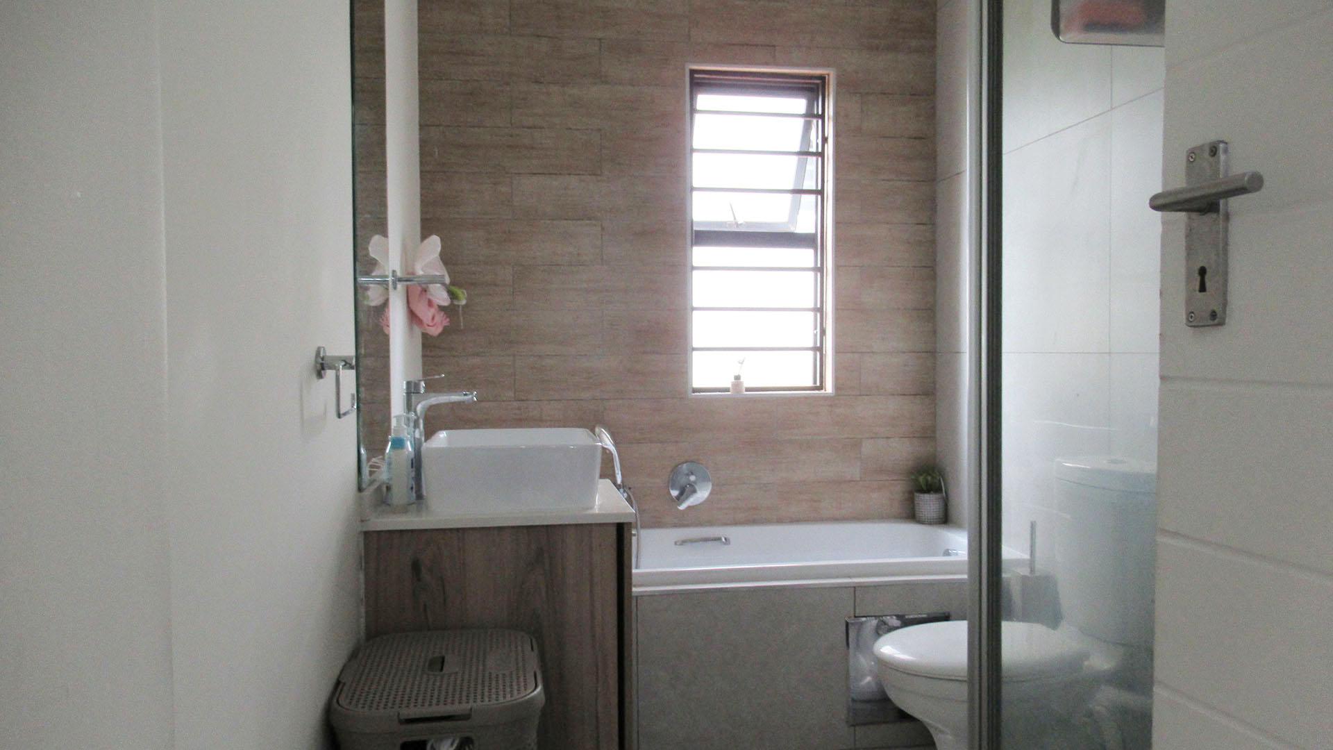 Bathroom 1 - 9 square meters of property in Westlake View