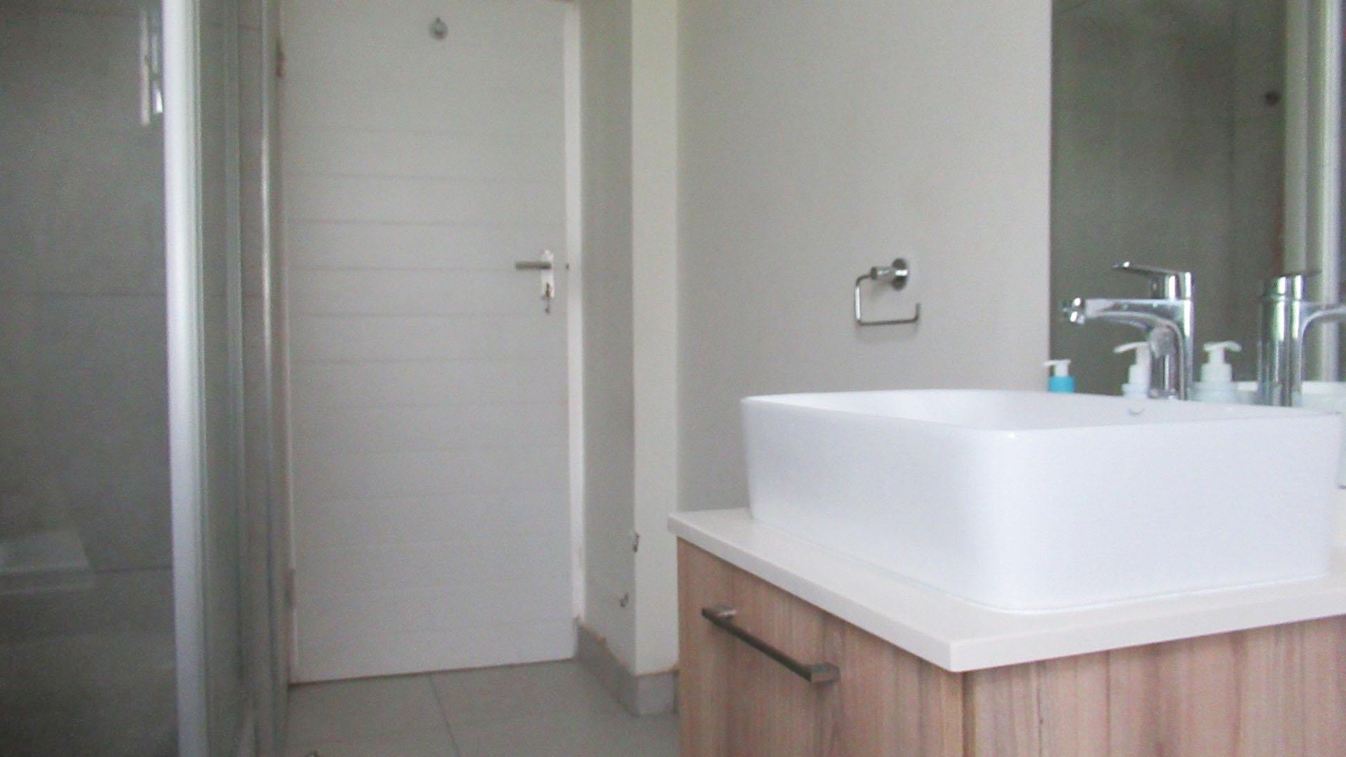 Bathroom 1 - 9 square meters of property in Westlake View