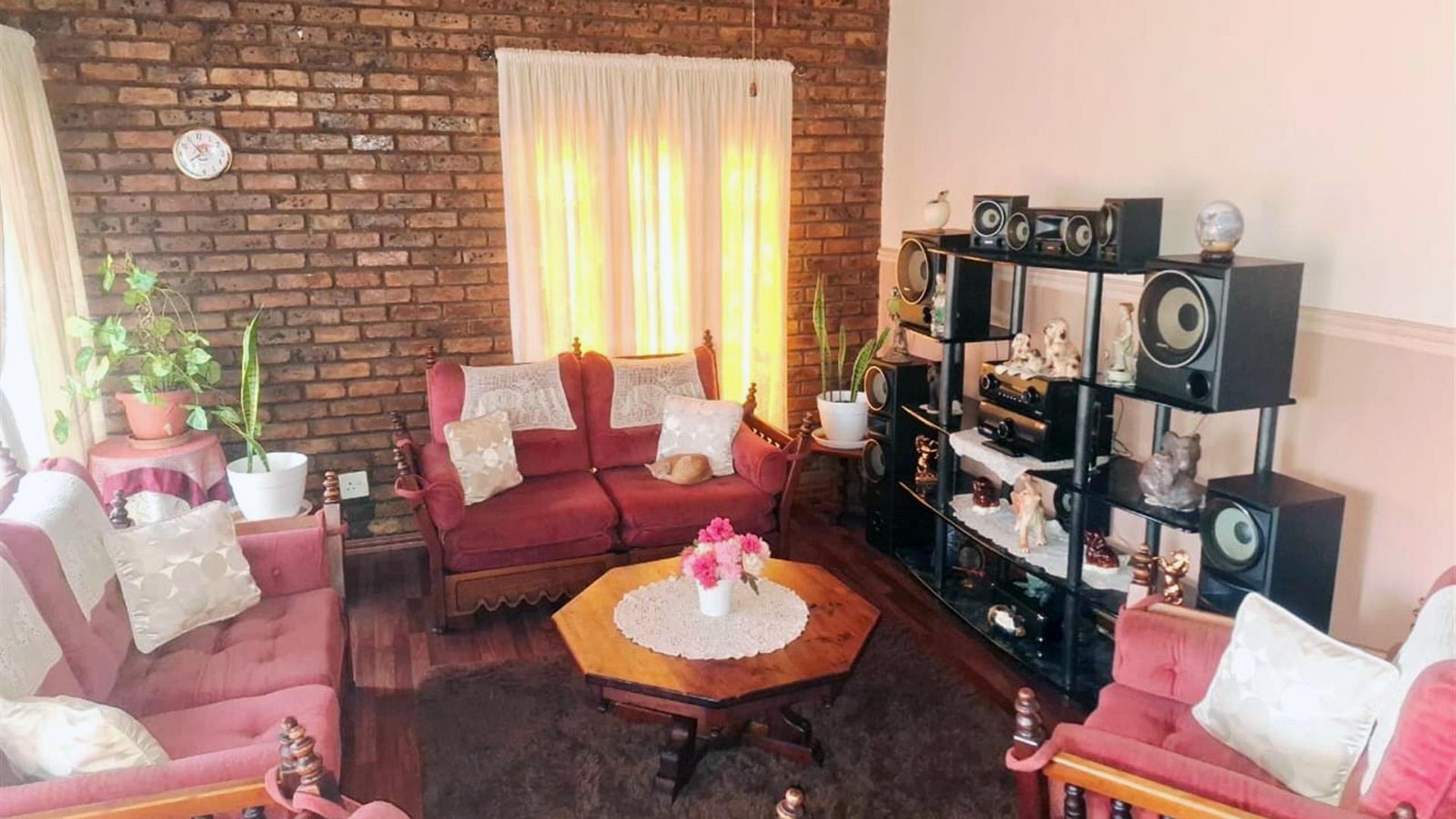 Lounges of property in Middelburg - MP