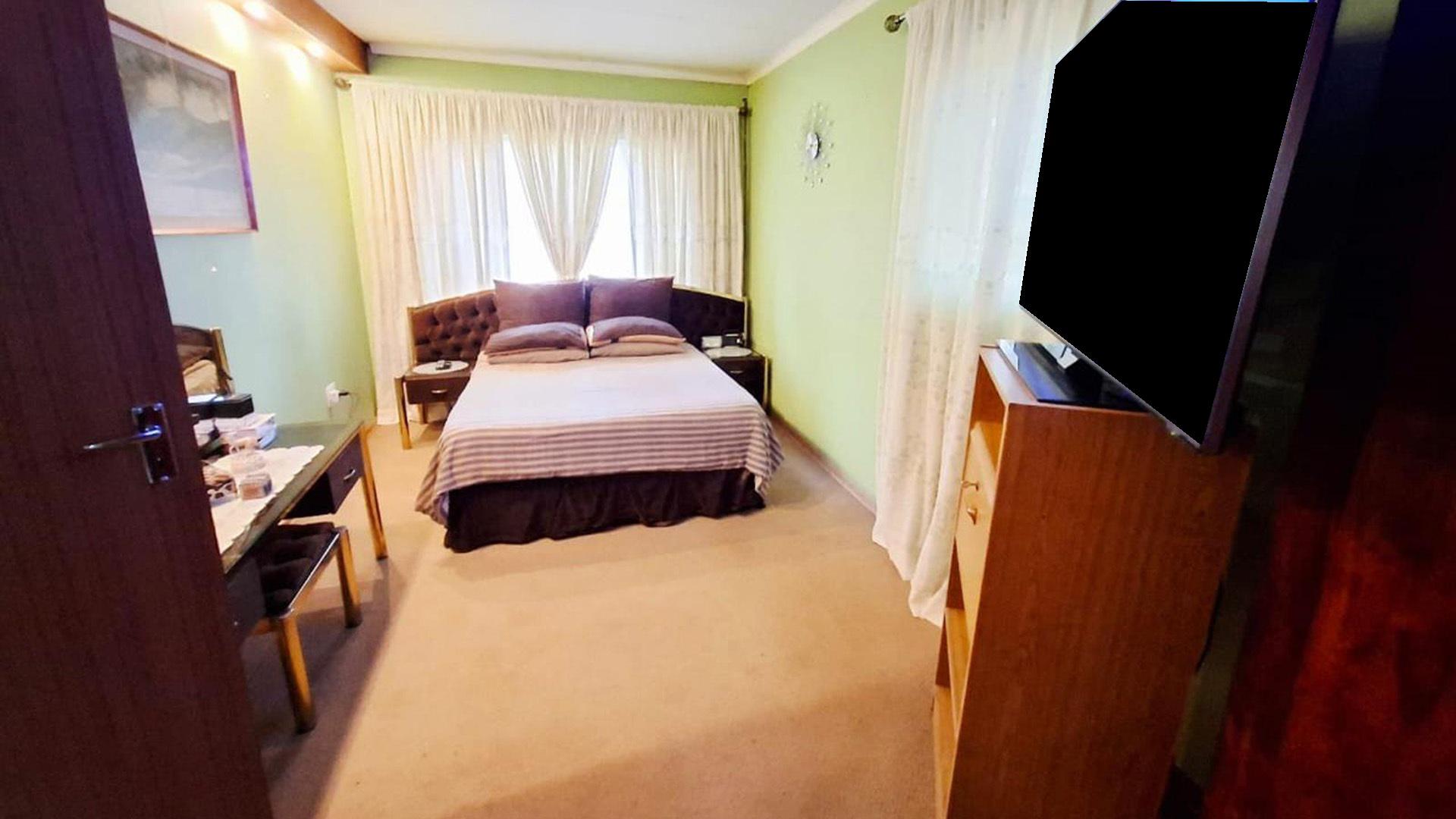 Main Bedroom of property in Middelburg - MP