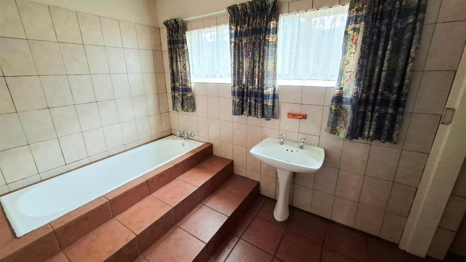 Main Bathroom of property in Middelburg - MP