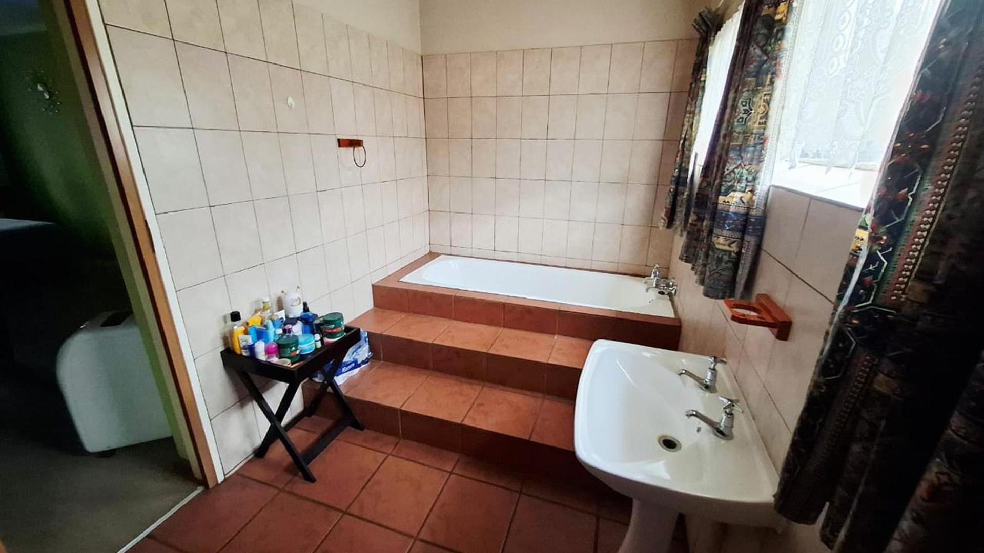 Main Bathroom of property in Middelburg - MP