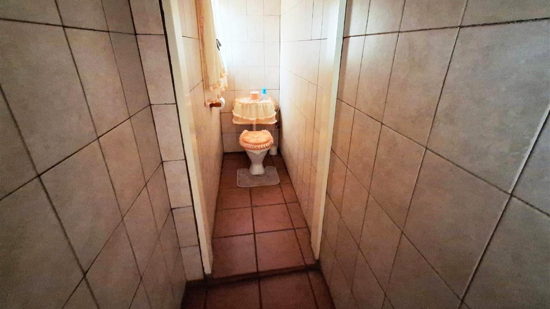 Main Bathroom of property in Middelburg - MP
