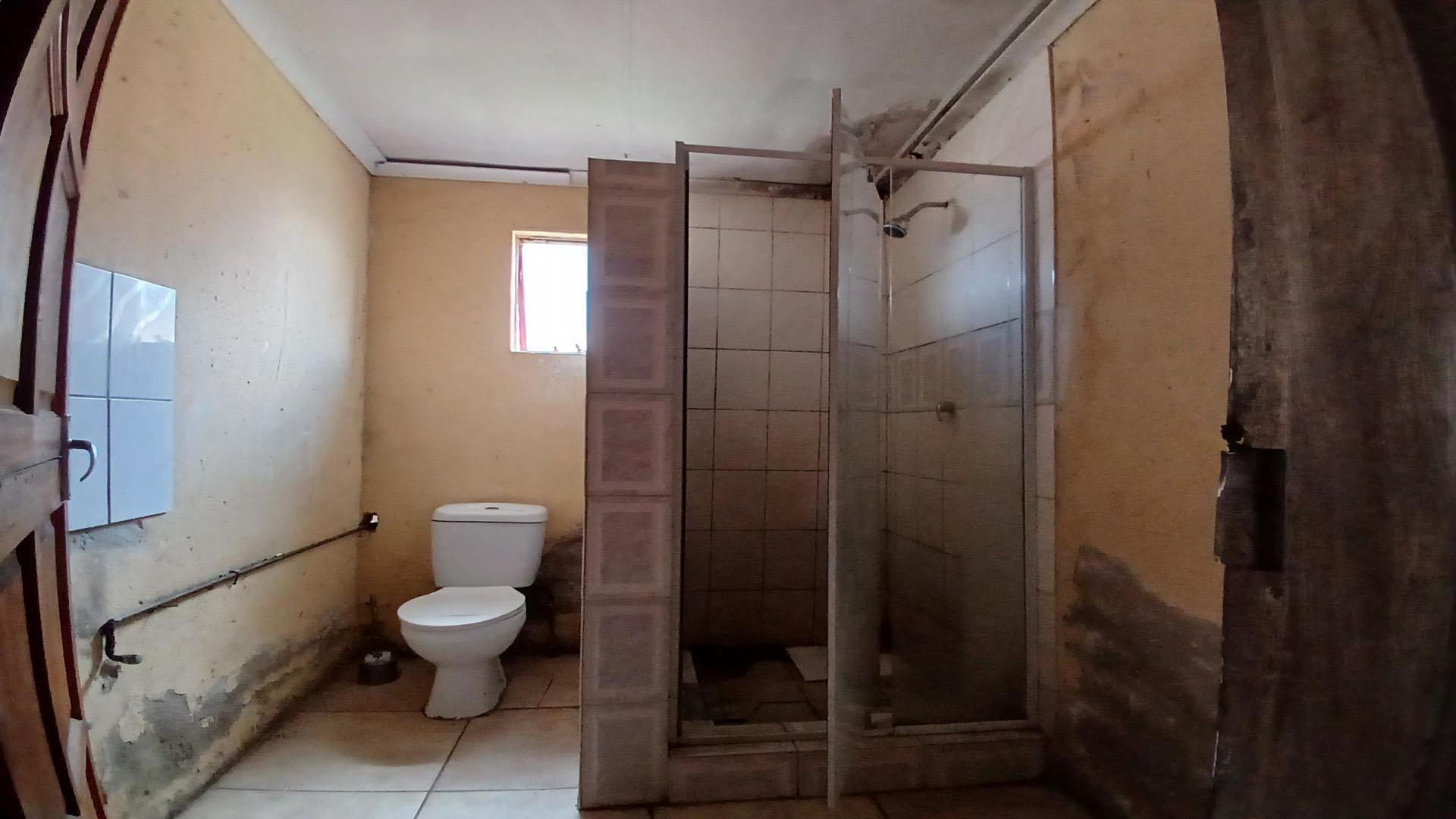 Bathroom 1 of property in Azaadville Gardens