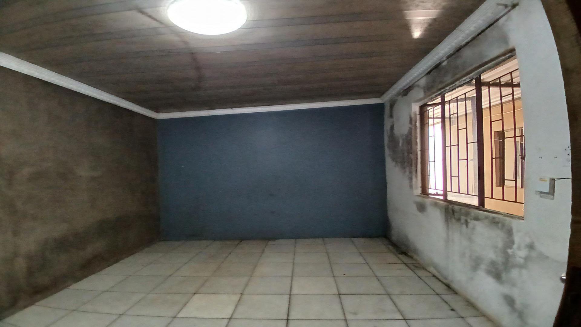 Bed Room 1 of property in Azaadville Gardens
