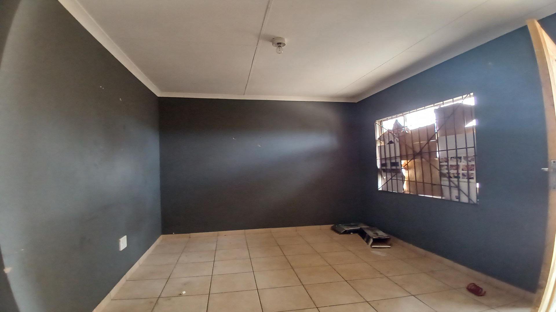 Bed Room 2 of property in Azaadville Gardens