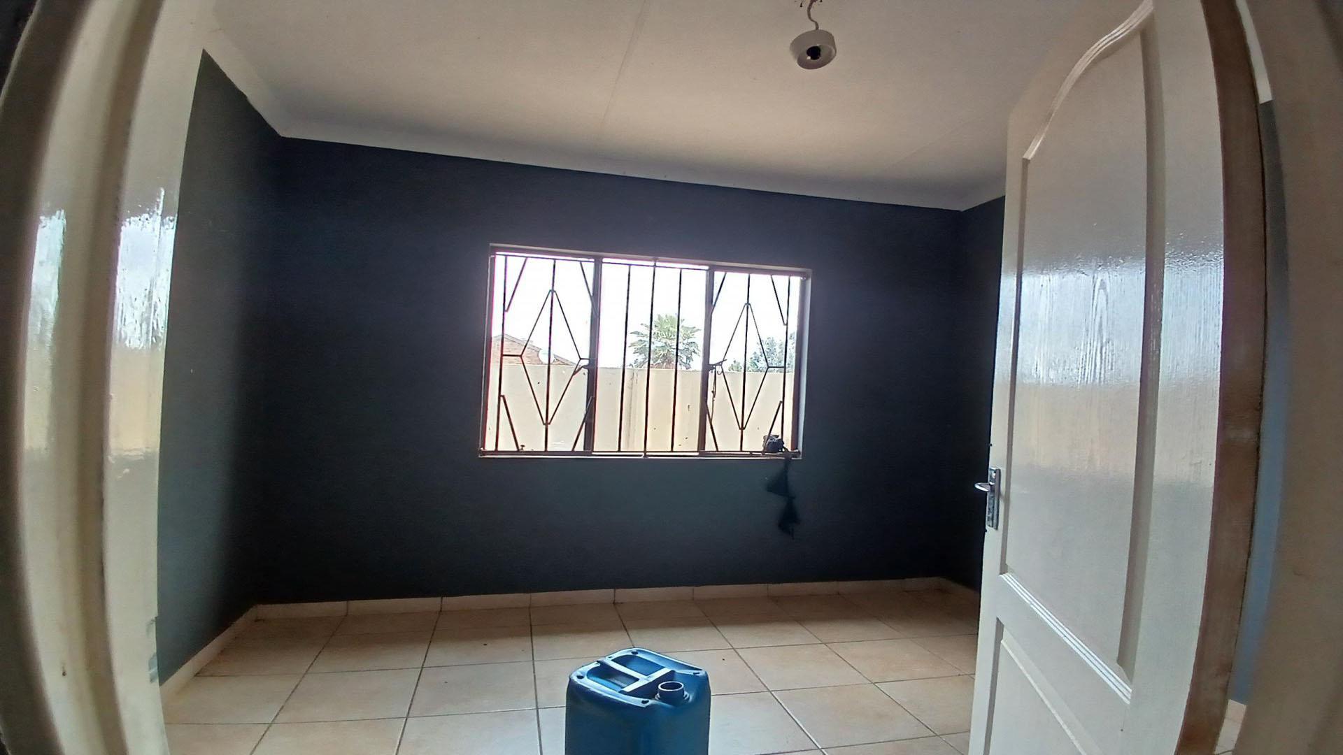 Bed Room 3 of property in Azaadville Gardens